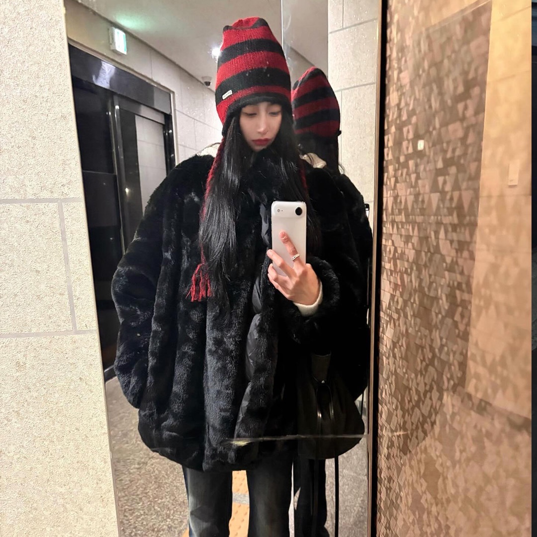Thevinylhouse Ear Flap Stripe Beanie Red 착용 스타일
