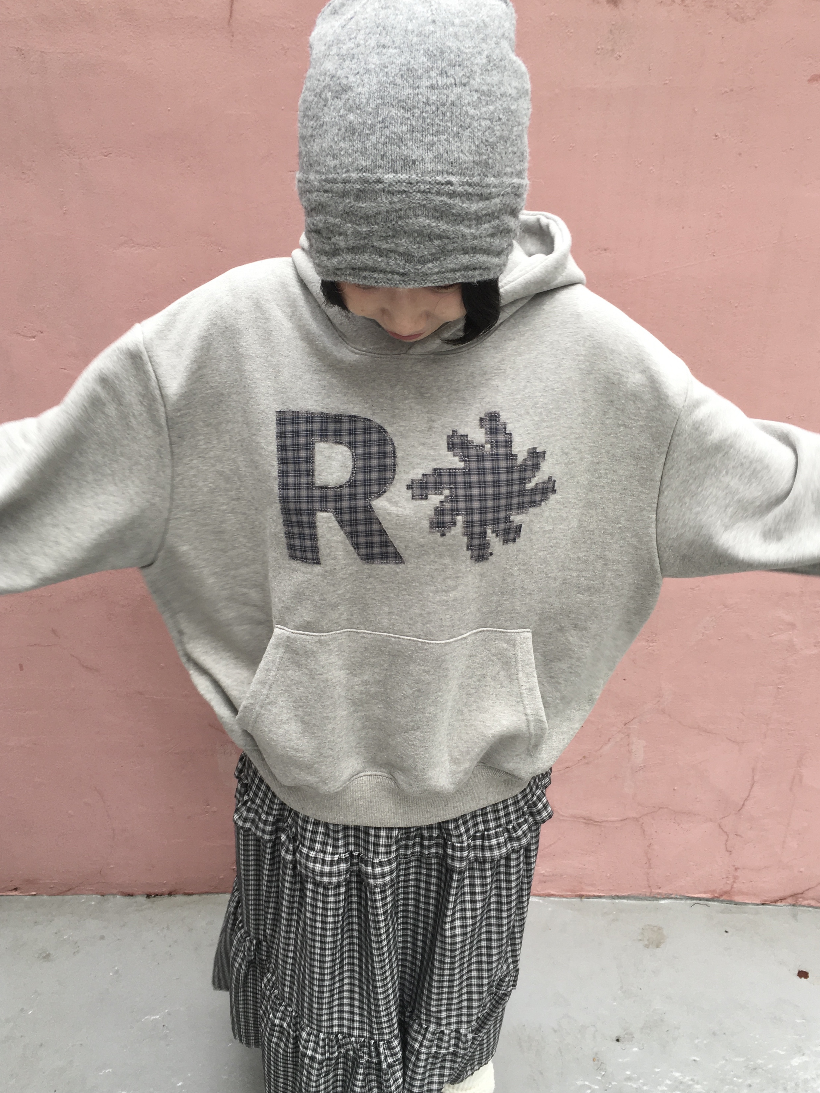 SLOW RECORD HOUSE Check Patch Hoodie Grey 착용 스타일 - 4