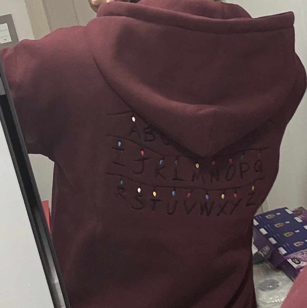 IAB Studio x Stranger Things Tree Lights Zip-up Hoodie Burgundy 착용 스타일 - 4