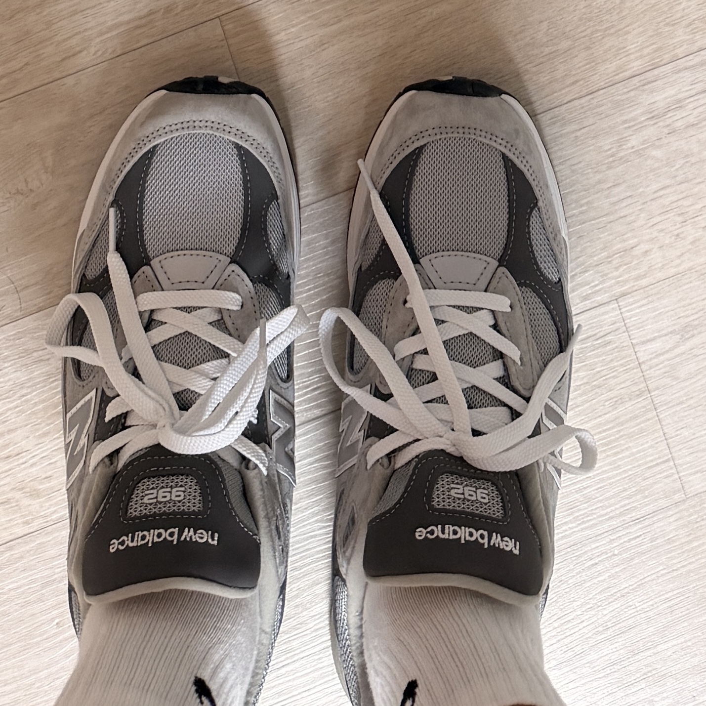 New Balance 992 Made in USA Core Grey Silver Metallic 착용 스타일