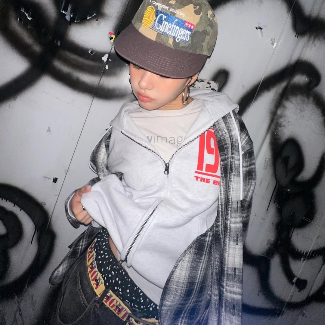 SPORT CHAMBER x Coca-Cola Balloon Denim Pants Black, SPORT CHAMBER SC Fur Hood Shirt Black 착용 스타일 - 5