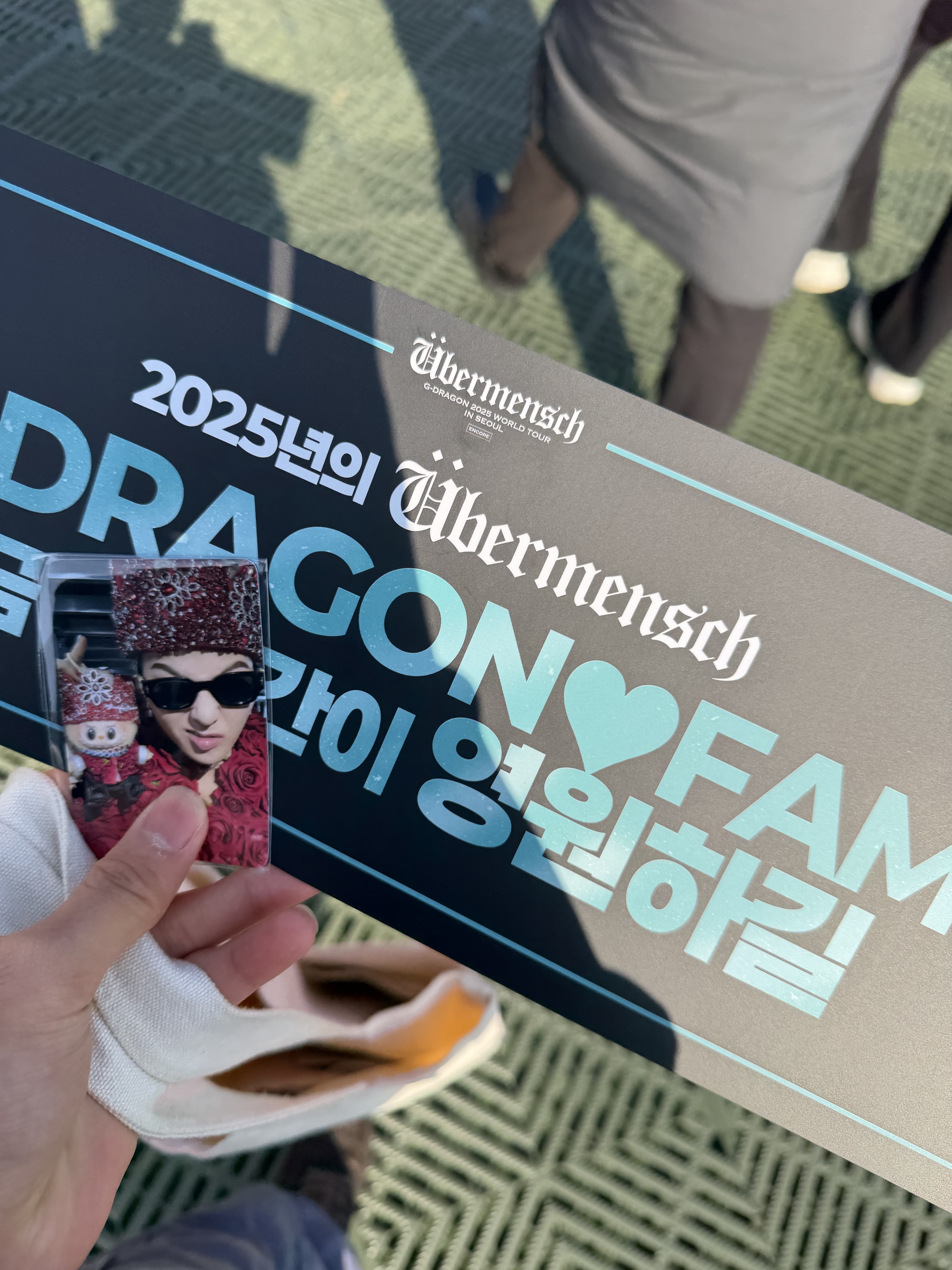 G-DRAGON Knit Cap Black, Peaceminusone x The Conveni Bulldog Clip White 착용 스타일 - 4