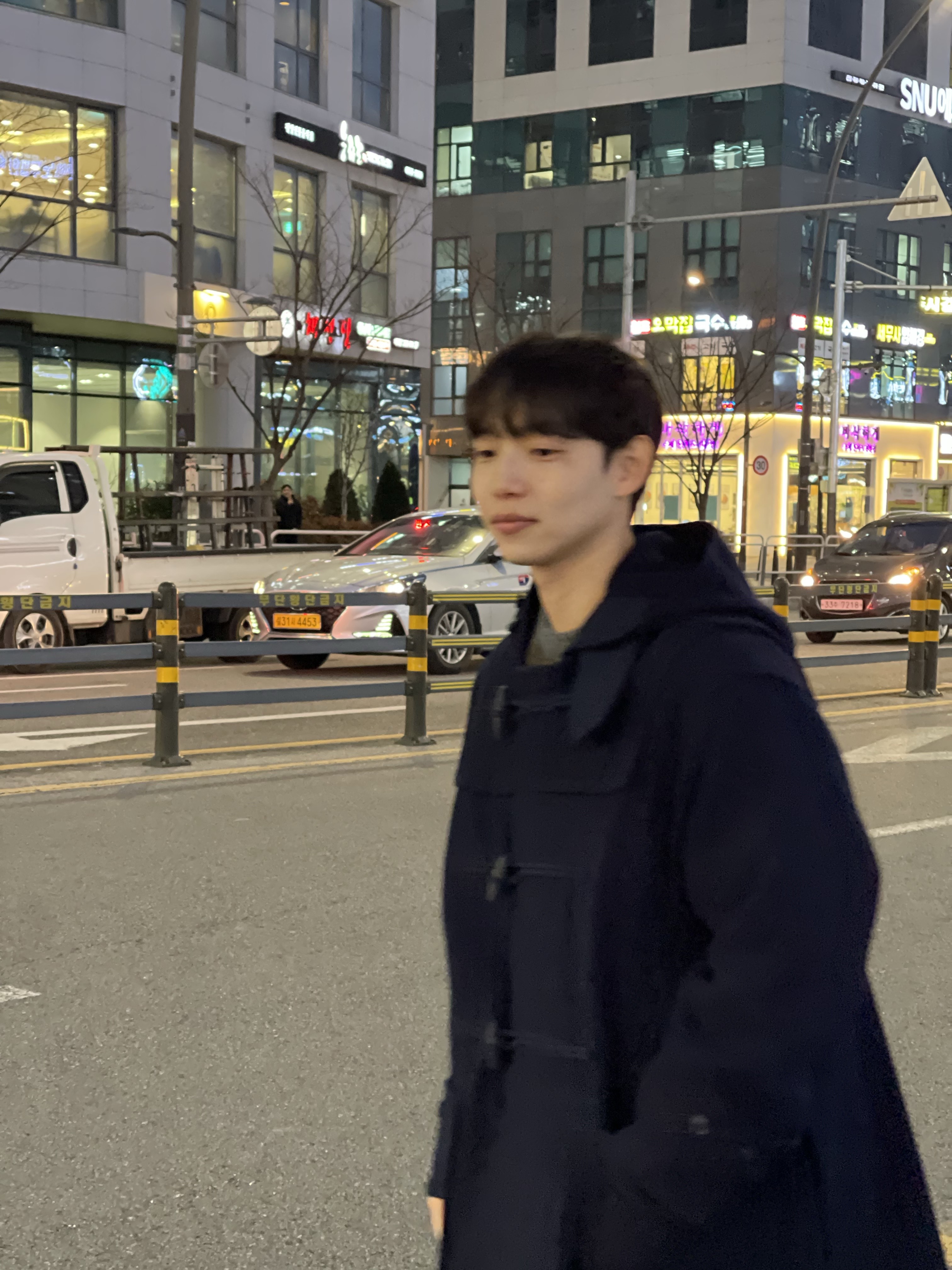 Uniqlo +J Wool OverSized Duffle Coat Navy 착용 스타일 - 3