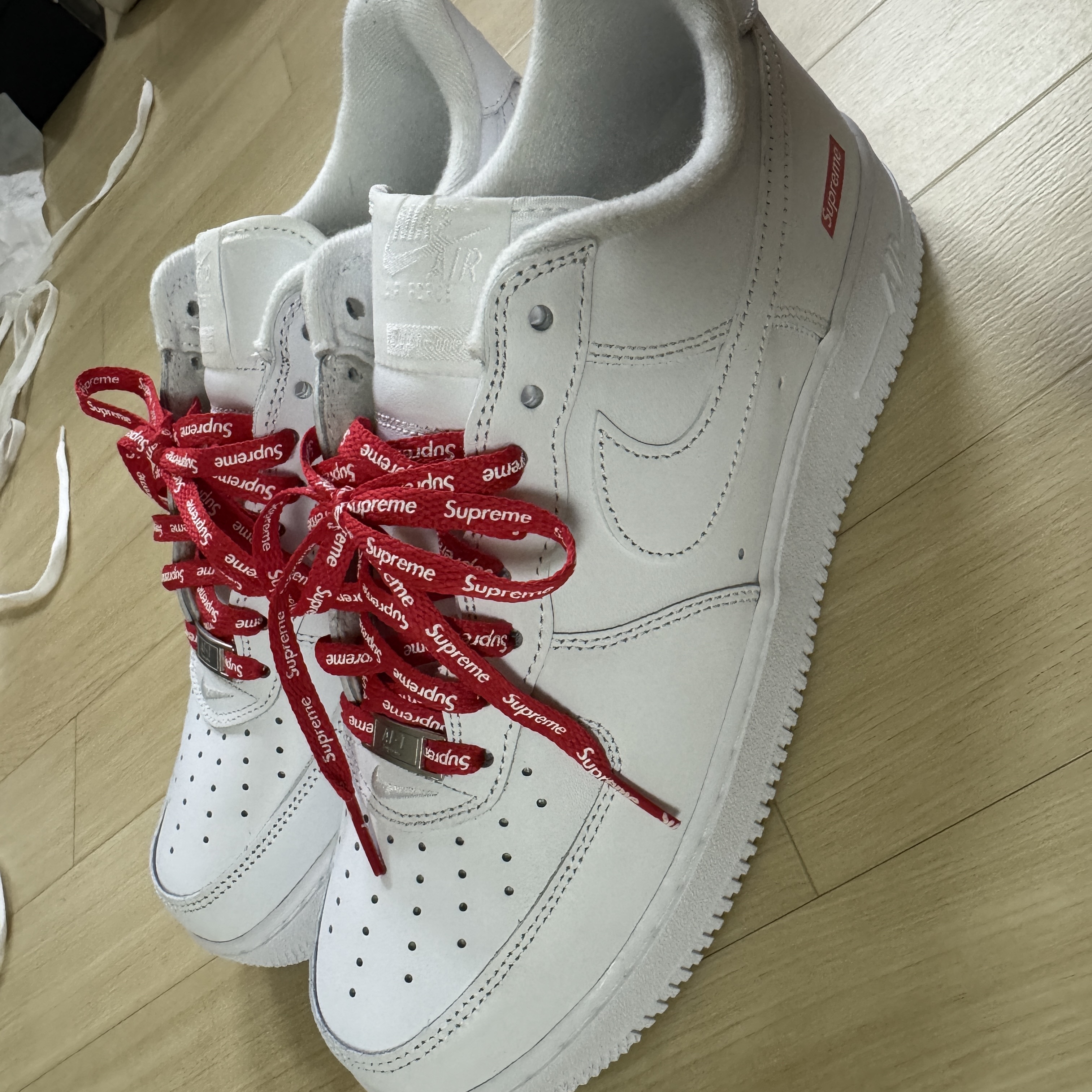Nike x Supreme Air Force 1 Low White 착용 스타일