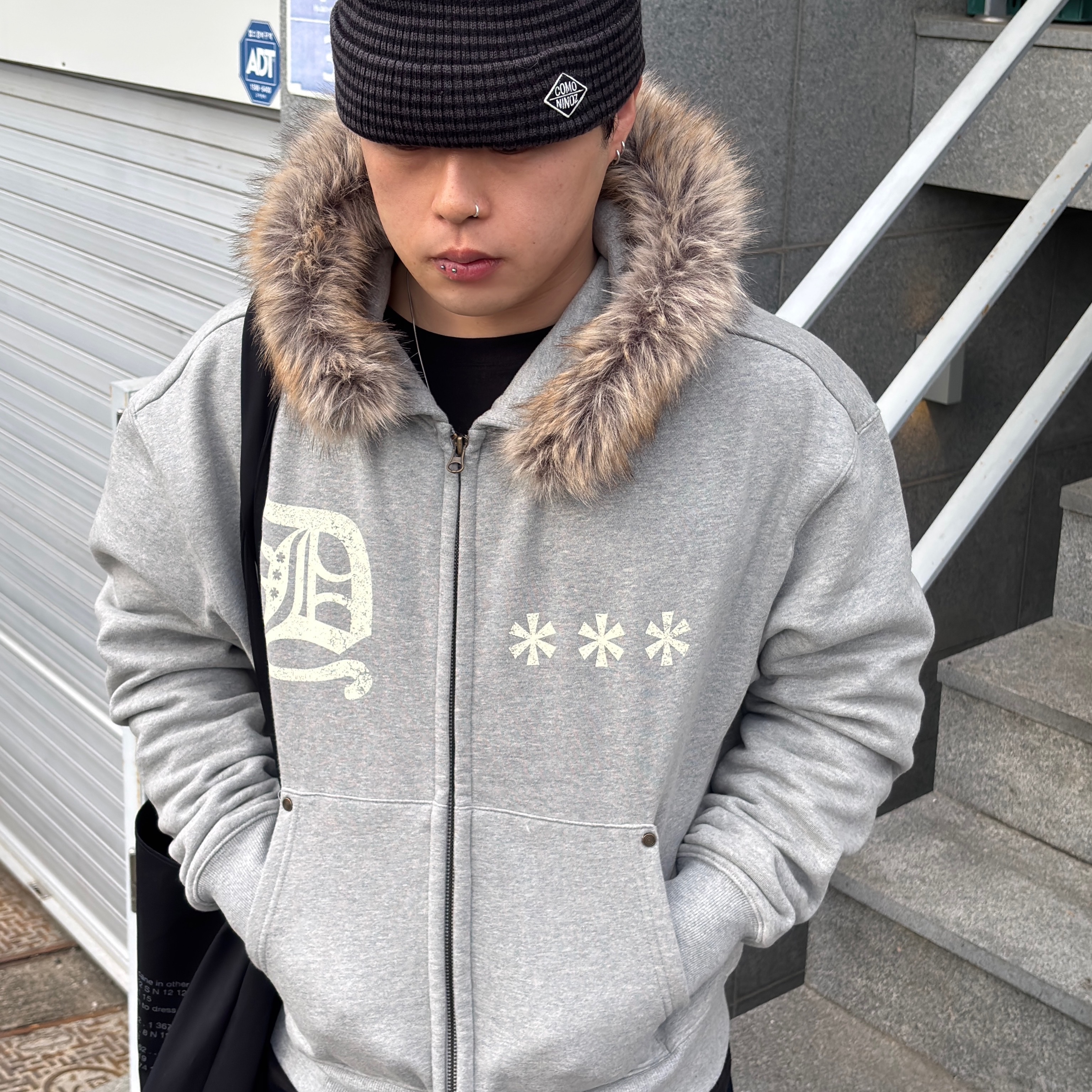 AMOU Fur Hoodie Zip Up Gray, AMOU Fur Hoodie Zip Up Black 착용 스타일 - 6