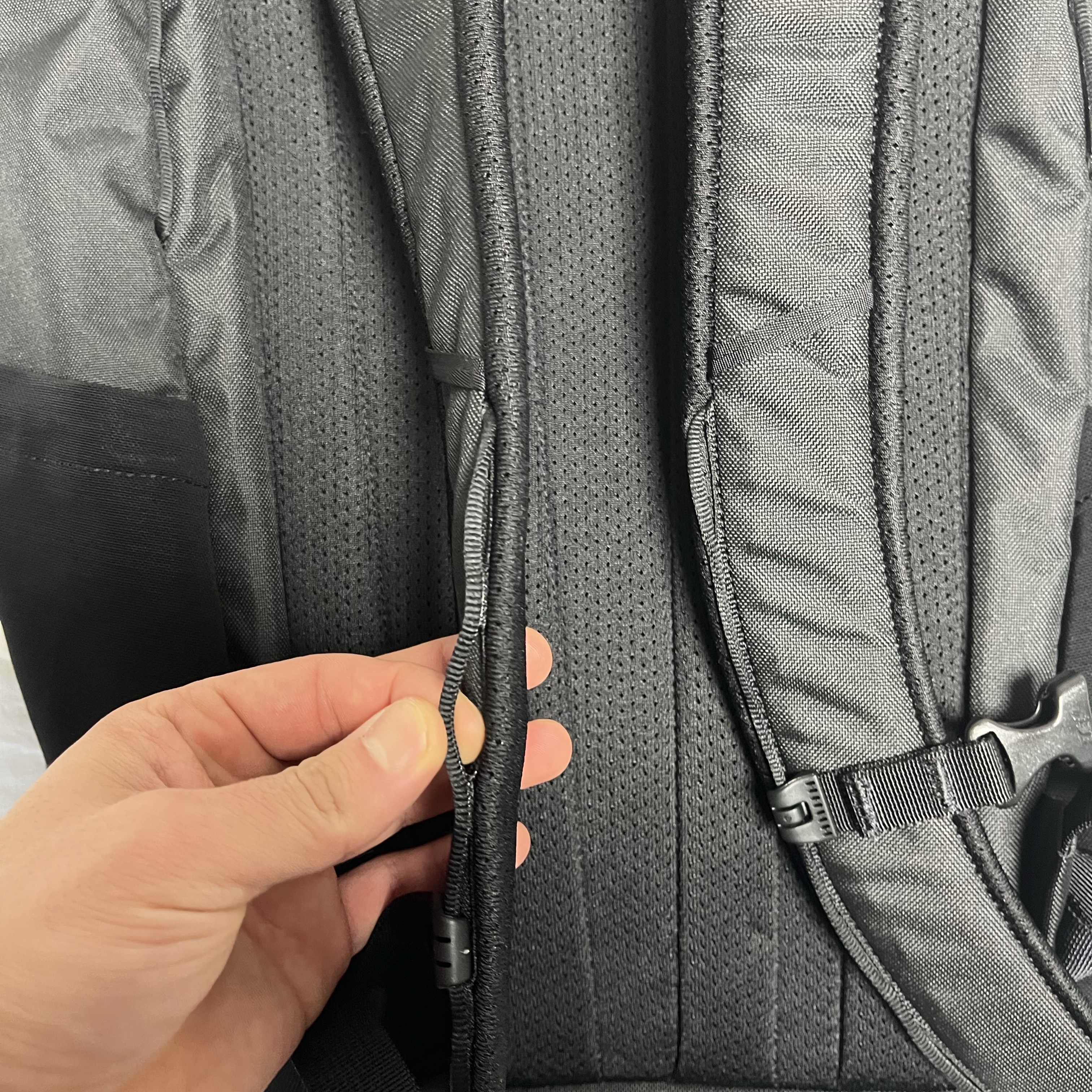Arc'teryx Mantis 26 Backpack Black 착용 스타일 - 4