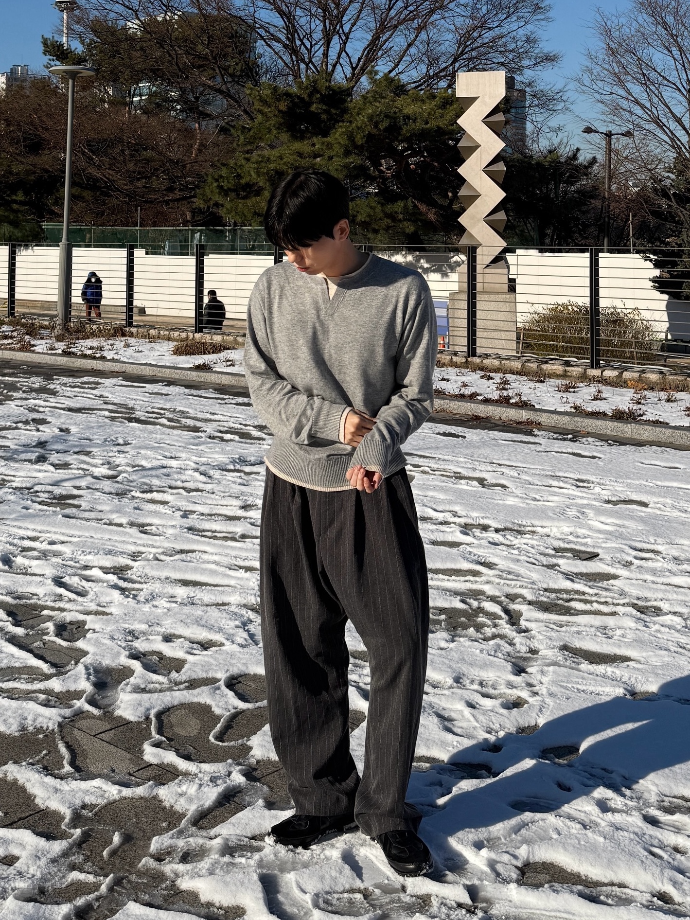 noun Wide Tapered Pants Stripe Charcoal 착용 스타일 - 1