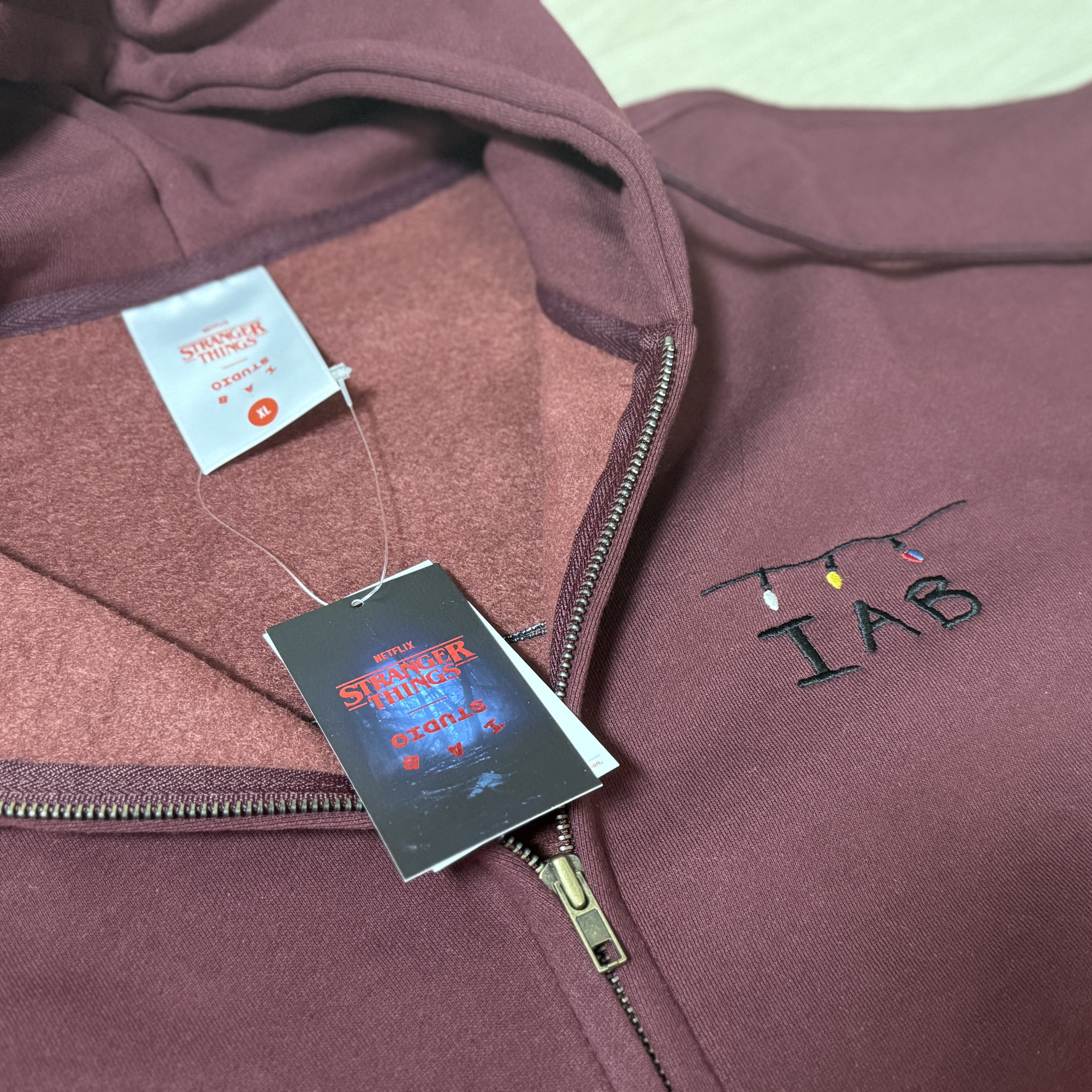IAB Studio x Stranger Things Tree Lights Zip-up Hoodie Burgundy 착용 스타일 - 1