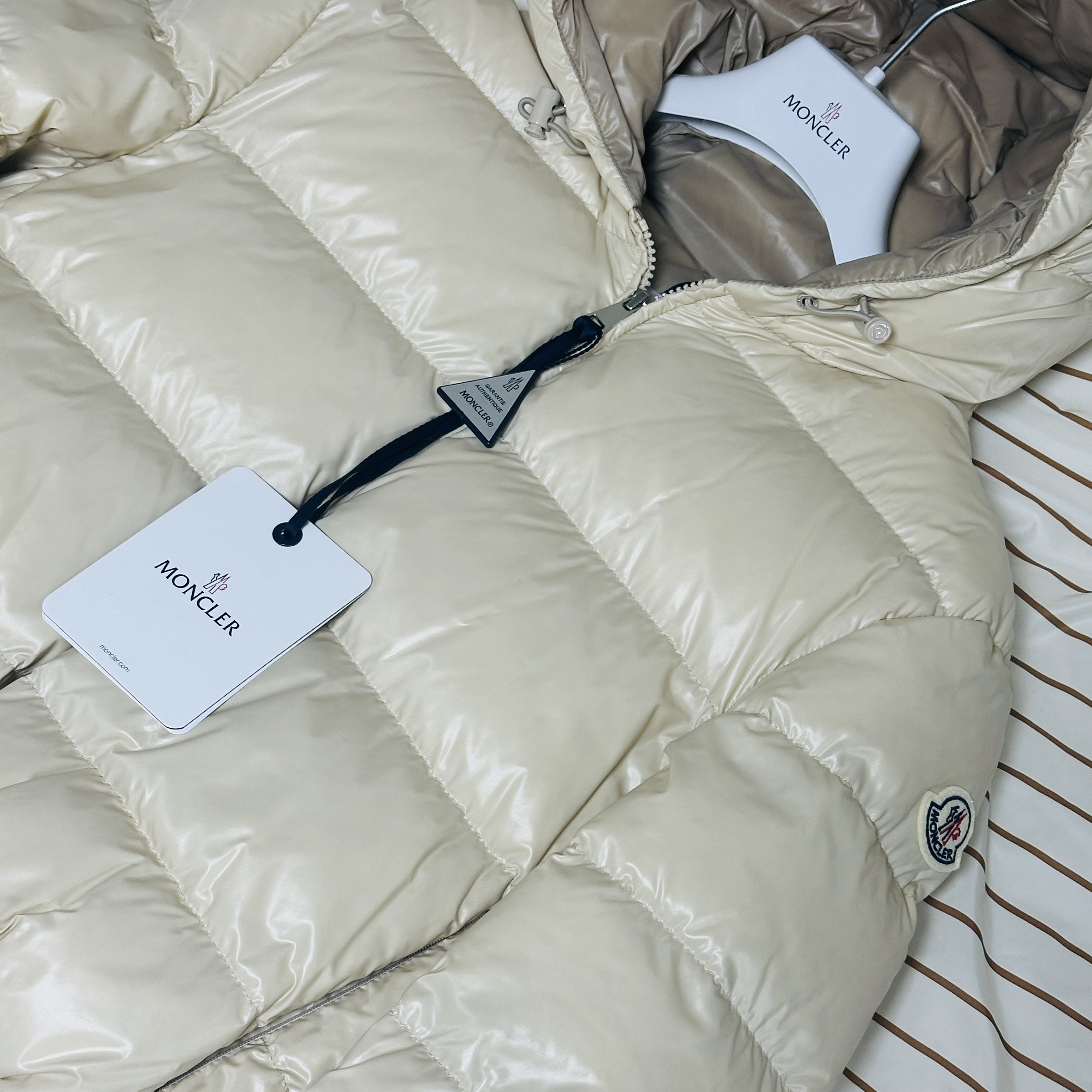 (W) Moncler Bayard Short Down Jacket Beige - 24FW 착용 스타일