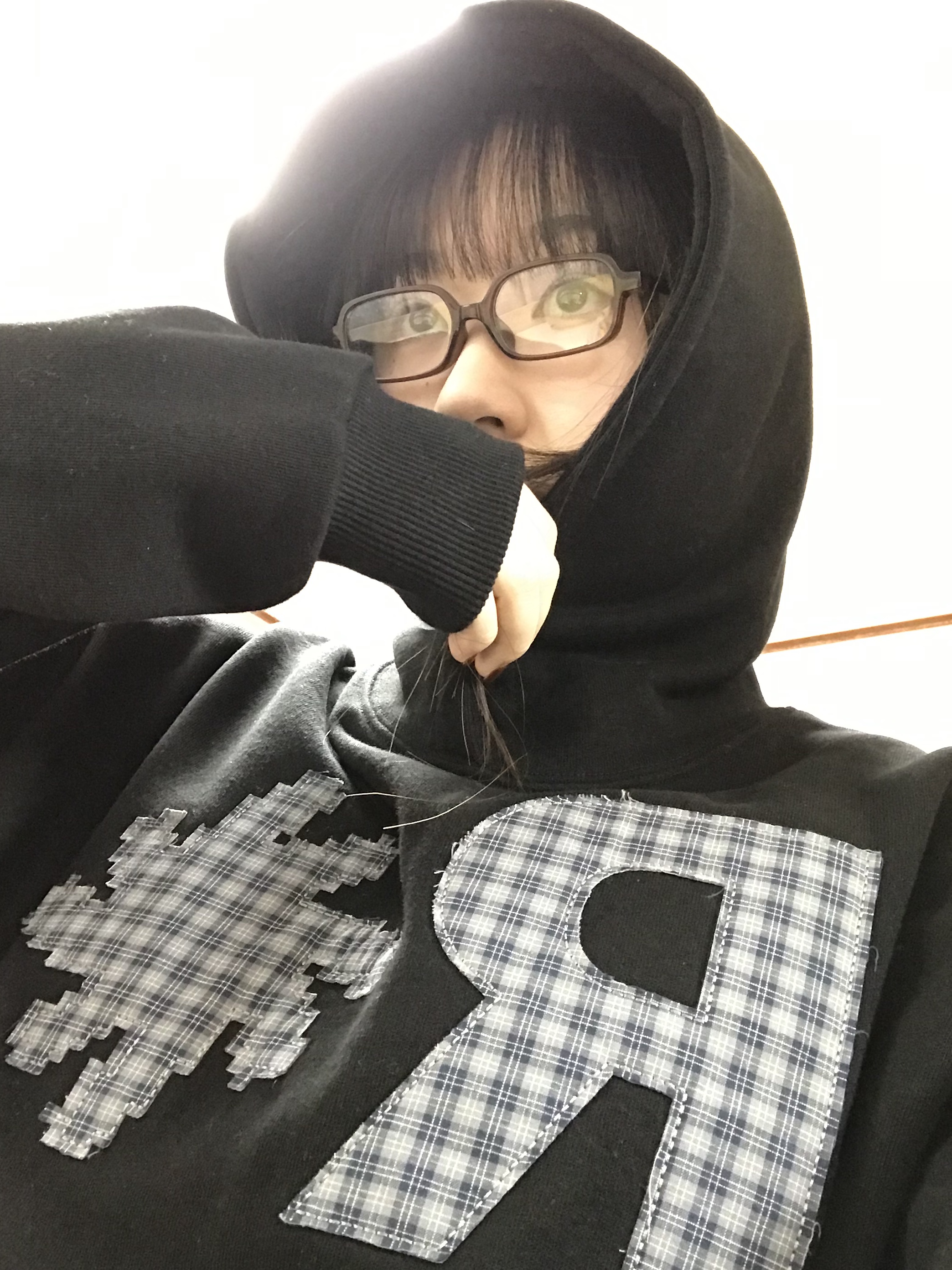 SLOW RECORD HOUSE Check Patch Hoodie Black 착용 스타일