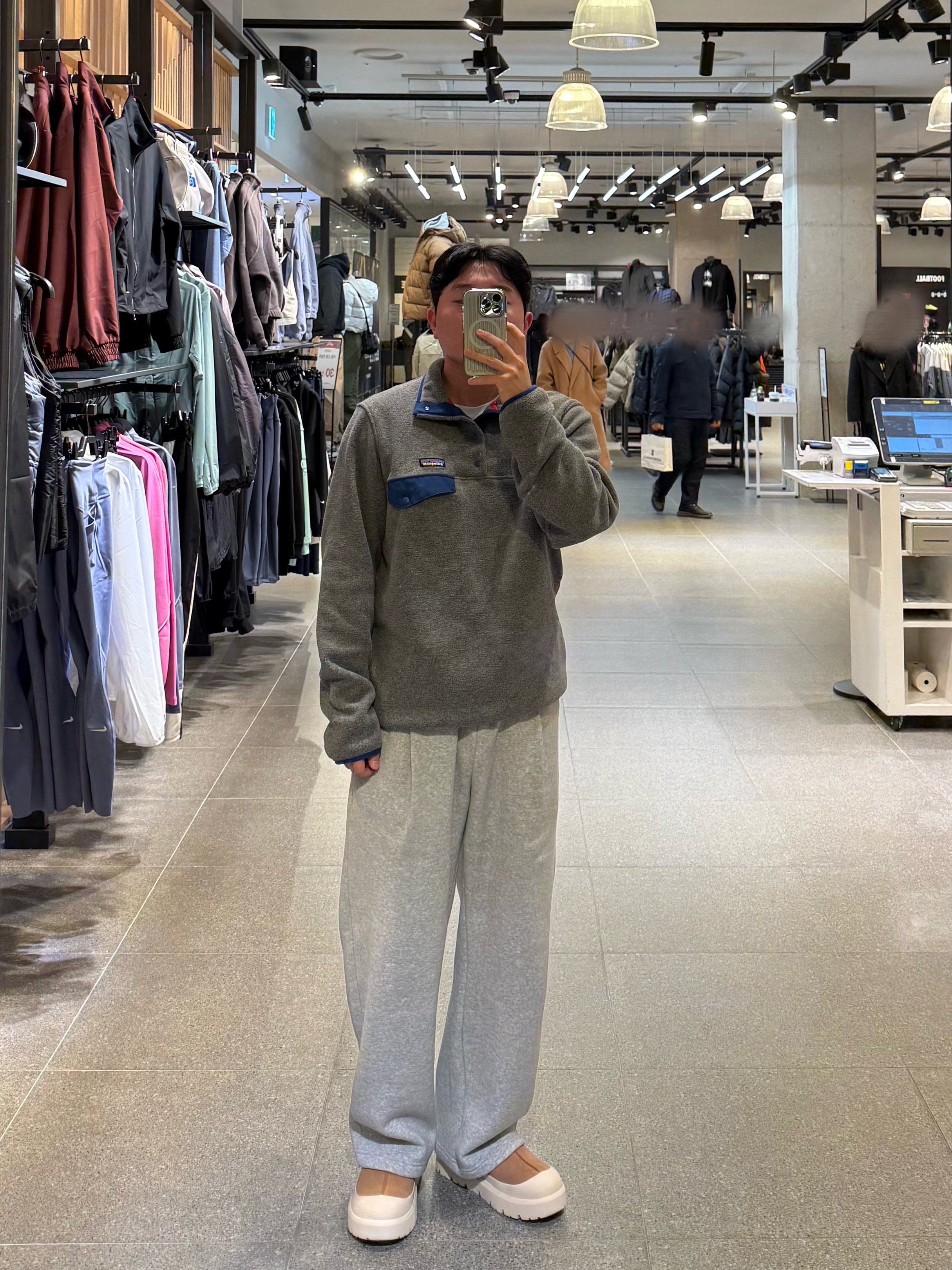 Patagonia Lightweight Synchilla Snap-T Fleece Pullover Nickel Blue, UGG Tasman Weather Hybrid Chestnut Whitecap 착용 스타일 - 2