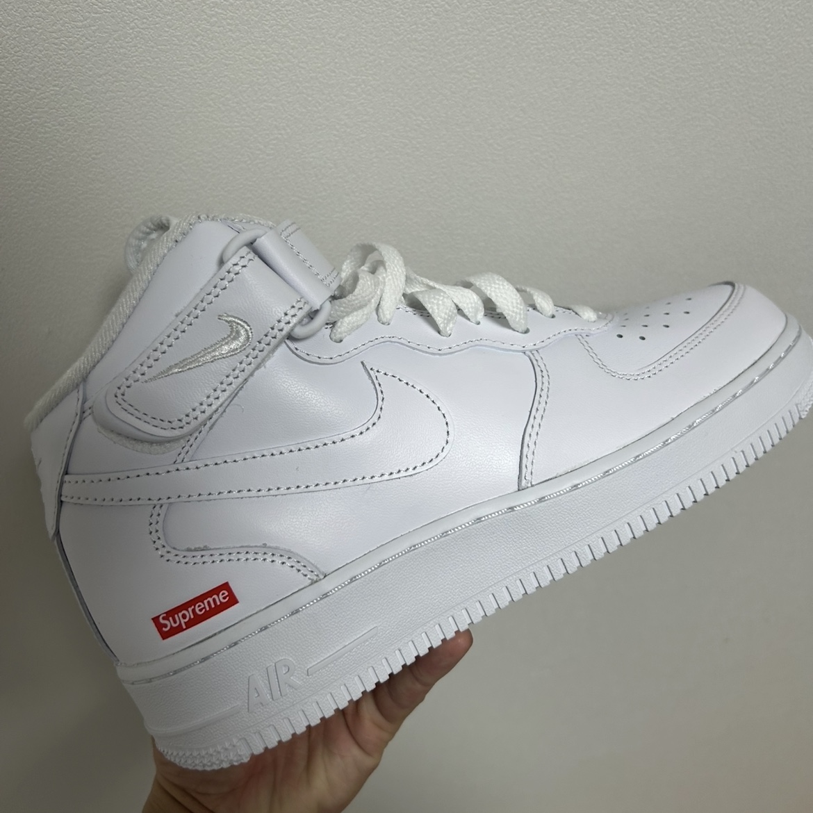 Nike x Supreme Air Force 1 Mid White 착용 스타일