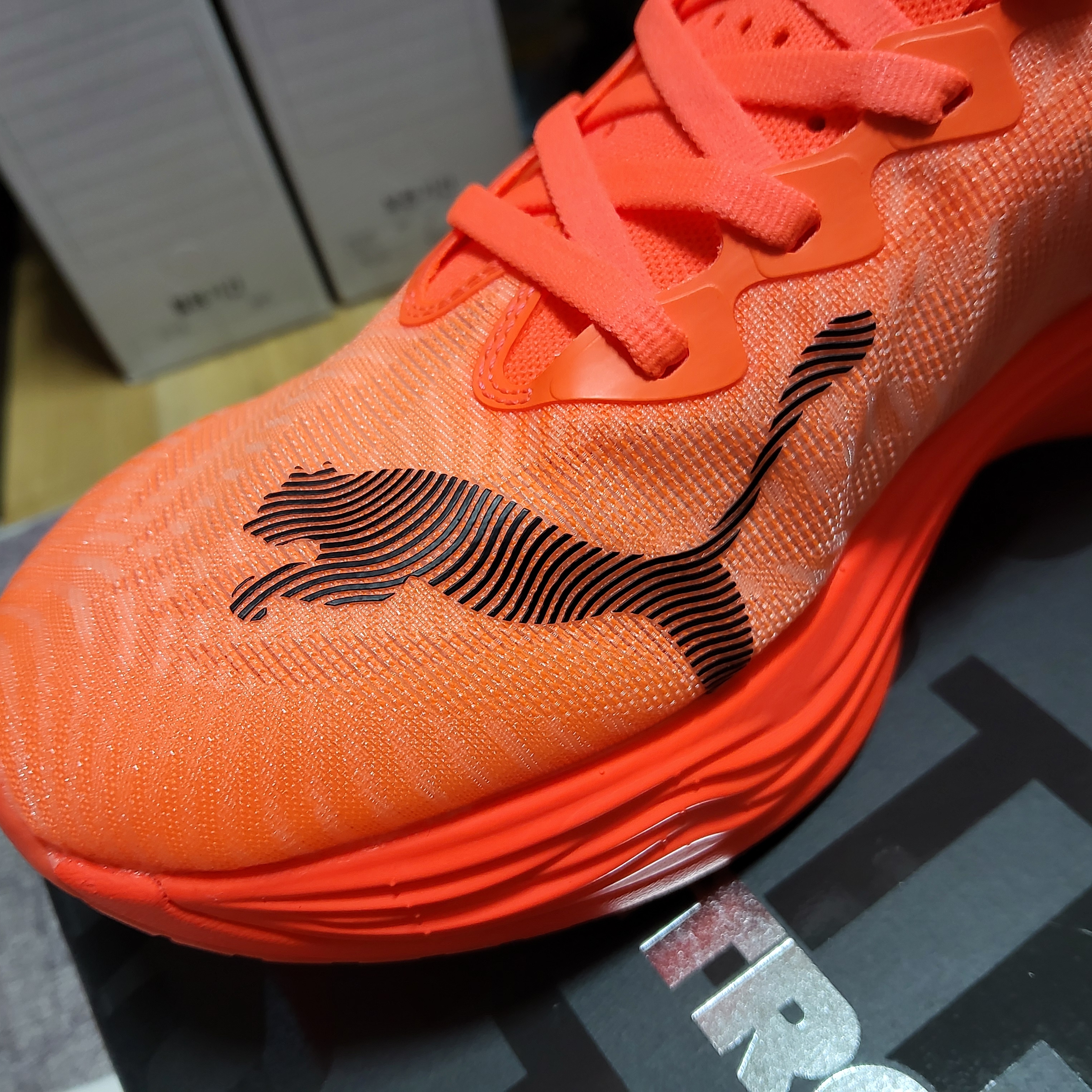 Puma Deviate Nitro Elite 3 Glowing Red Black 착용 스타일 - 3