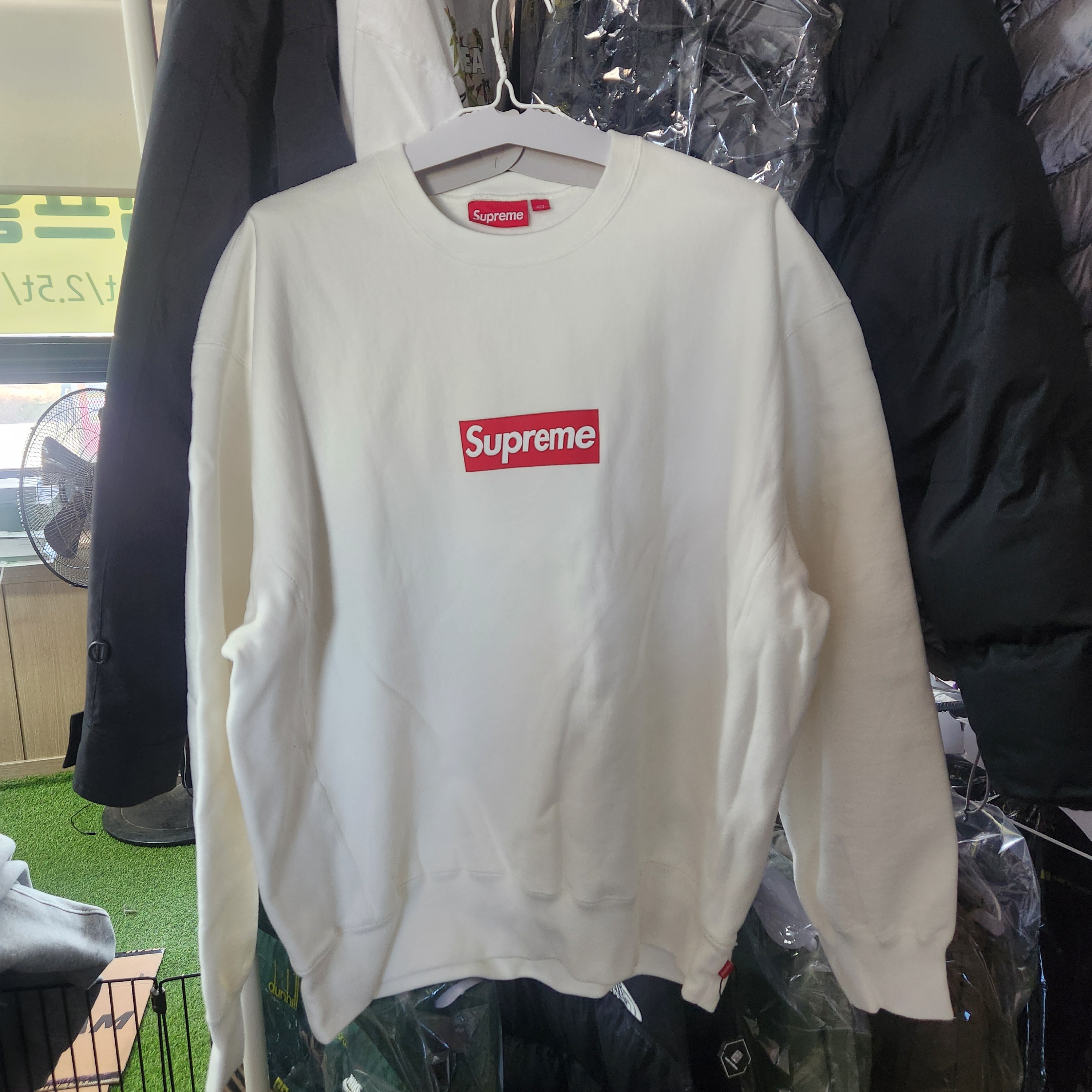 Supreme Washed Box Logo Crewneck White - 25SS 착용 스타일 - 1