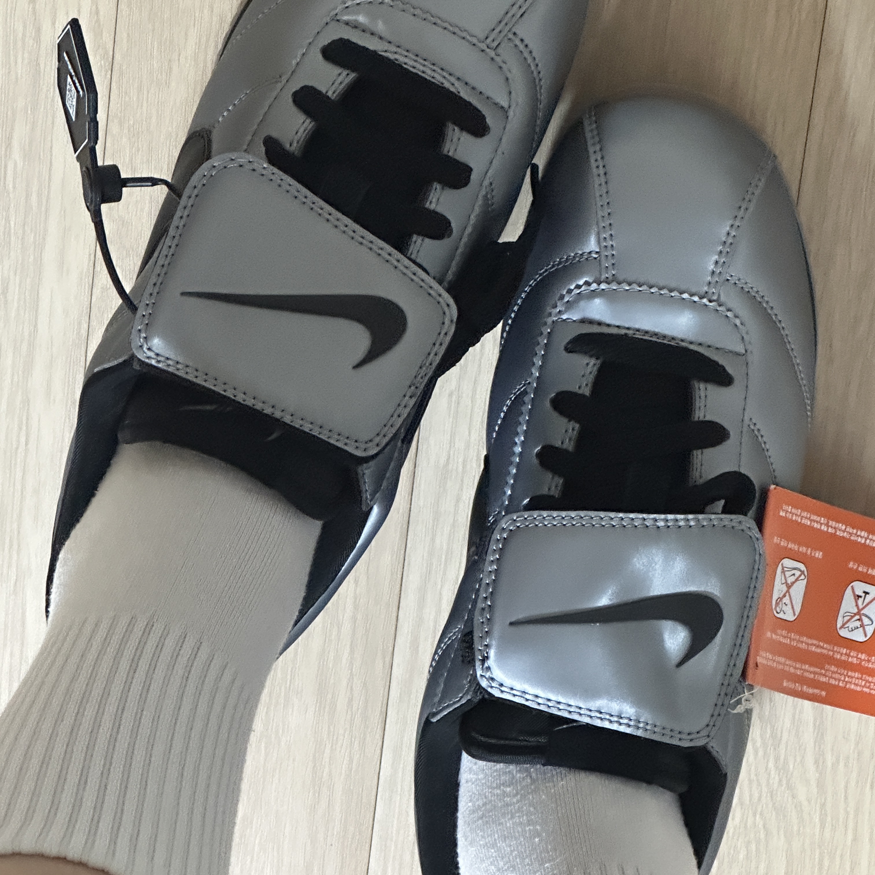 Nike Cortez Leather SE Metallic Cool Grey Black 착용 스타일