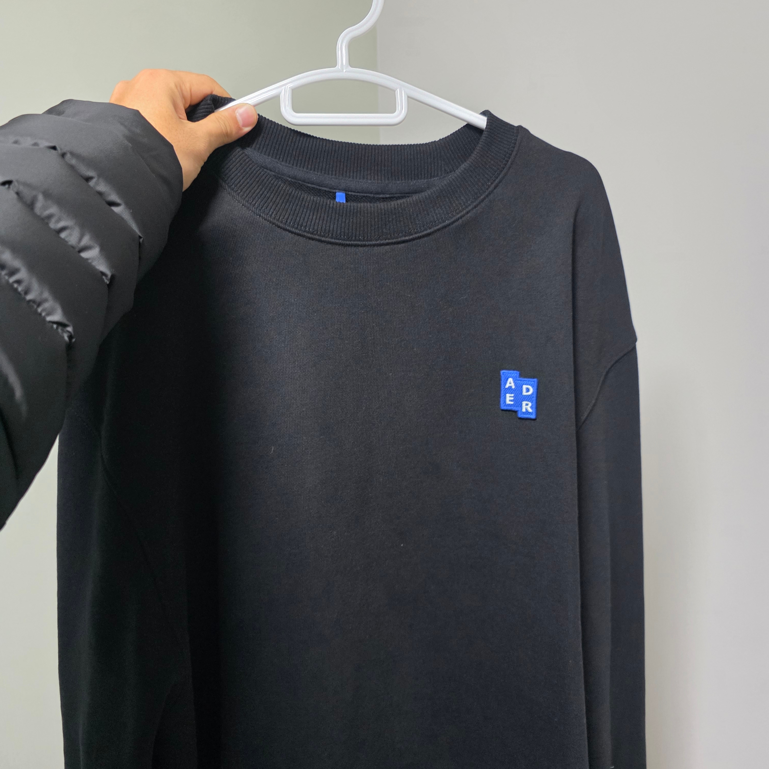 Ader Error Sig; TRS/BL Tag Sweatshirt 01 Black 착용 스타일