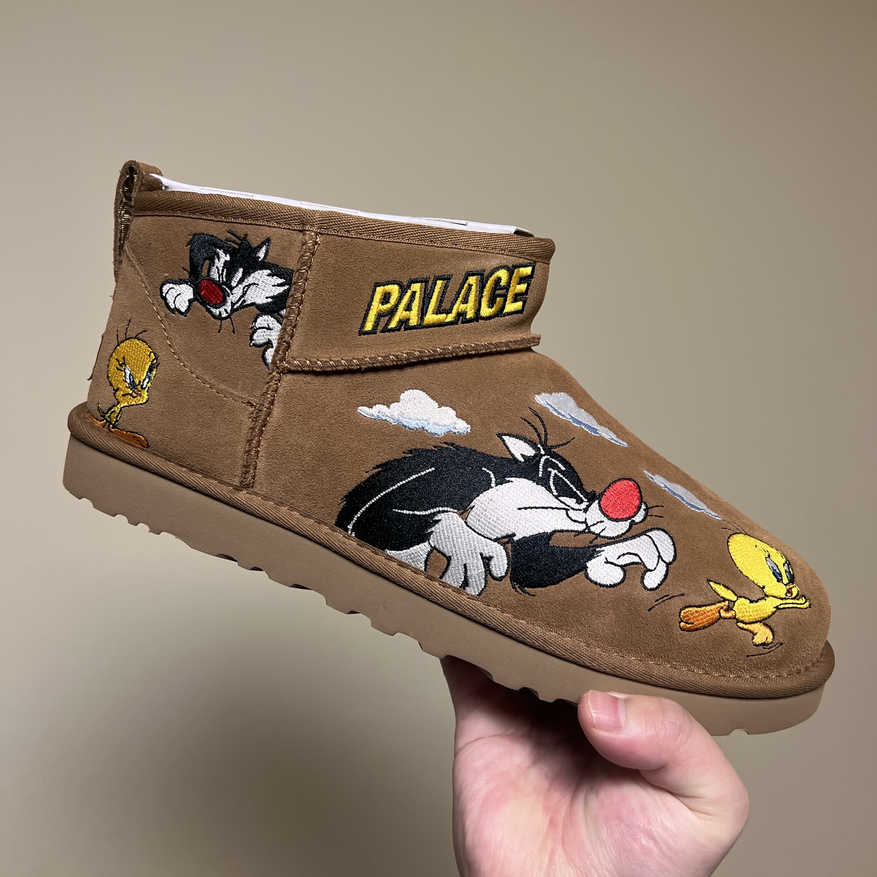 UGG x Palace x Looney Tunes Ultra Mini Boot Chestnut 착용 스타일 - 2