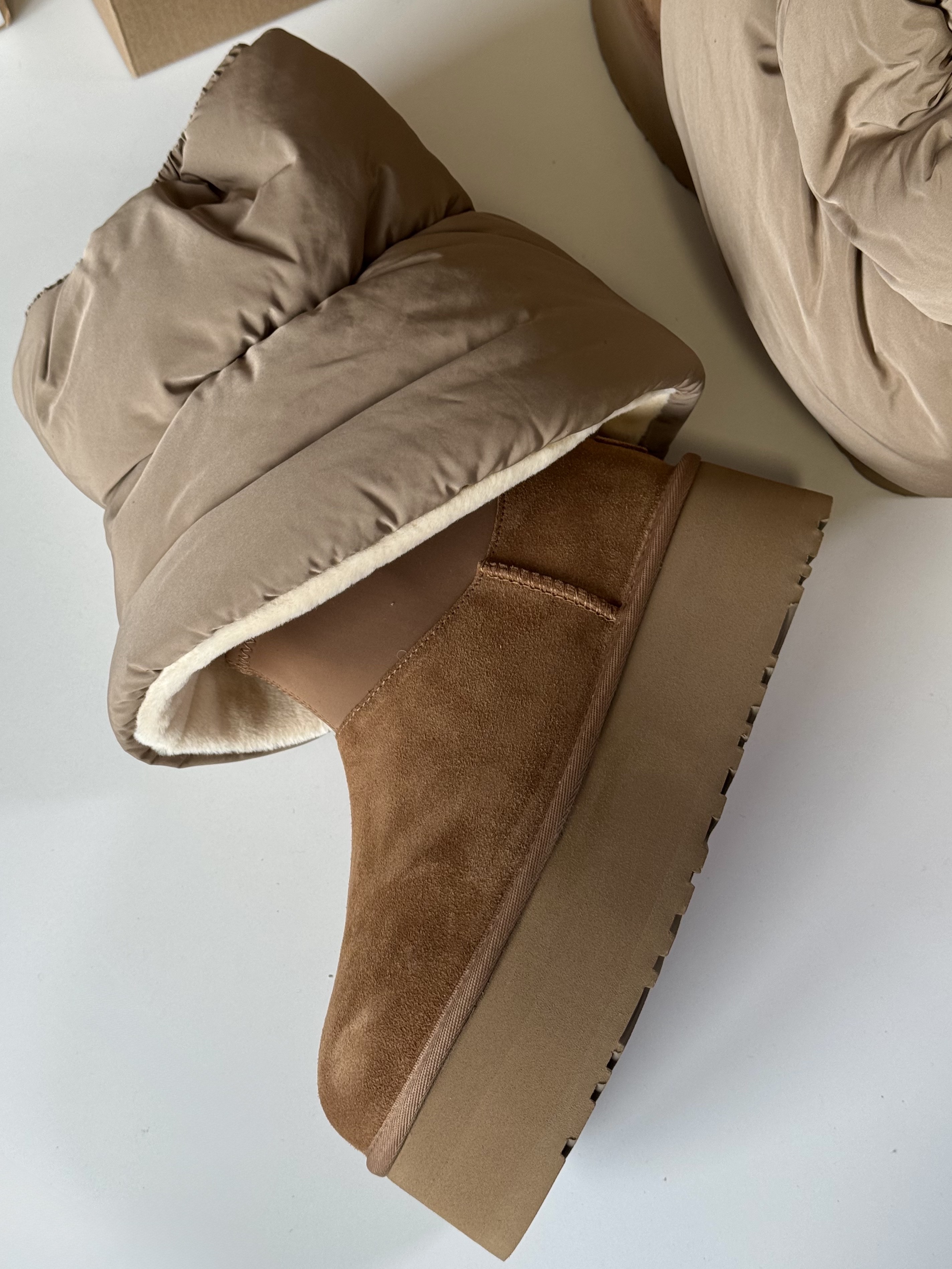 (W) UGG Classic Mini Dipper Puffer Amphora Chestnut, (W) UGG Classic Mini Dipper Puffer Black 착용 스타일 - 3