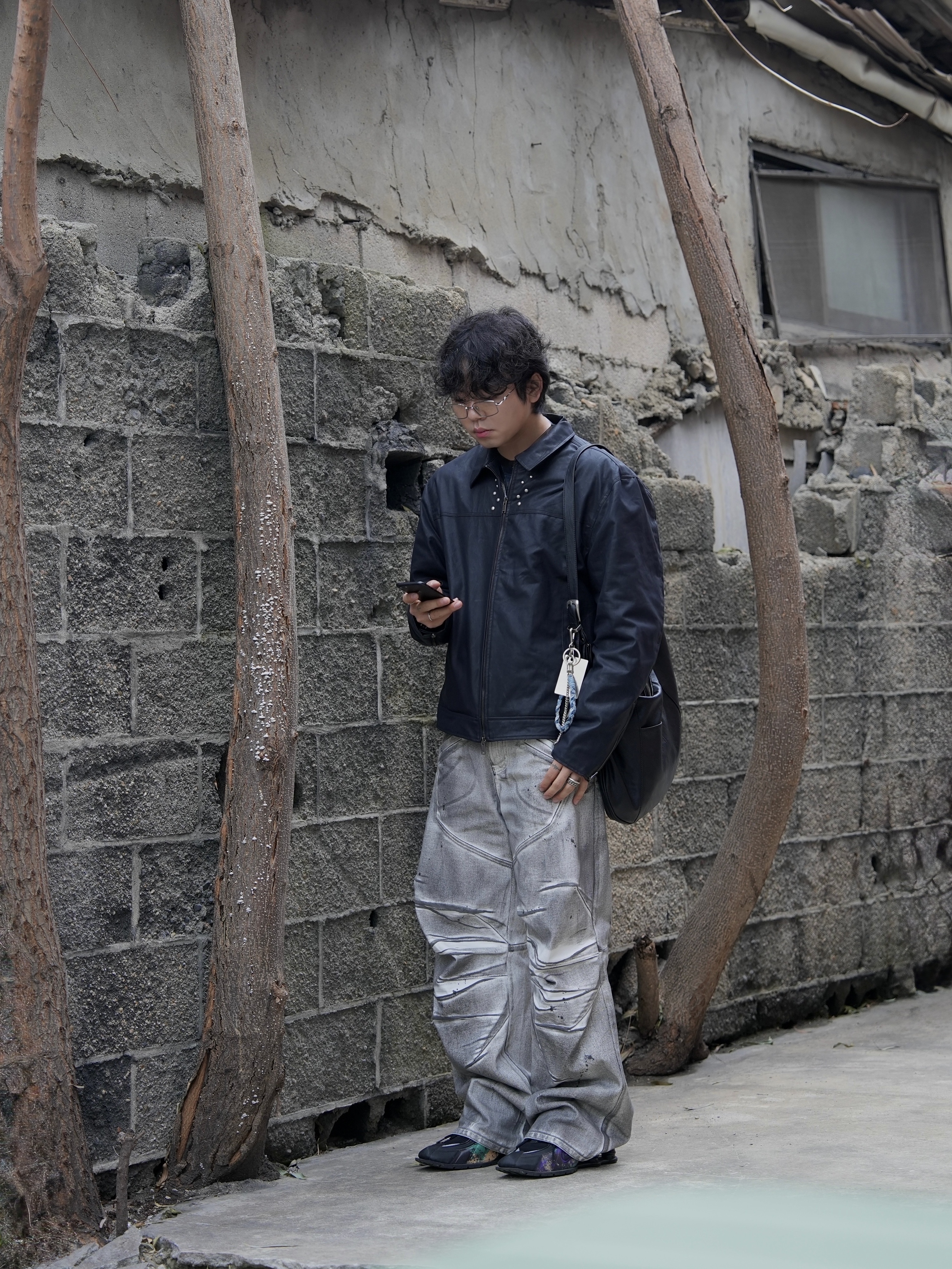 Gentle Monster Atomic 02 Silver, Nike x Martine Rose Shox MR4 Black Multi 착용 스타일 - 1