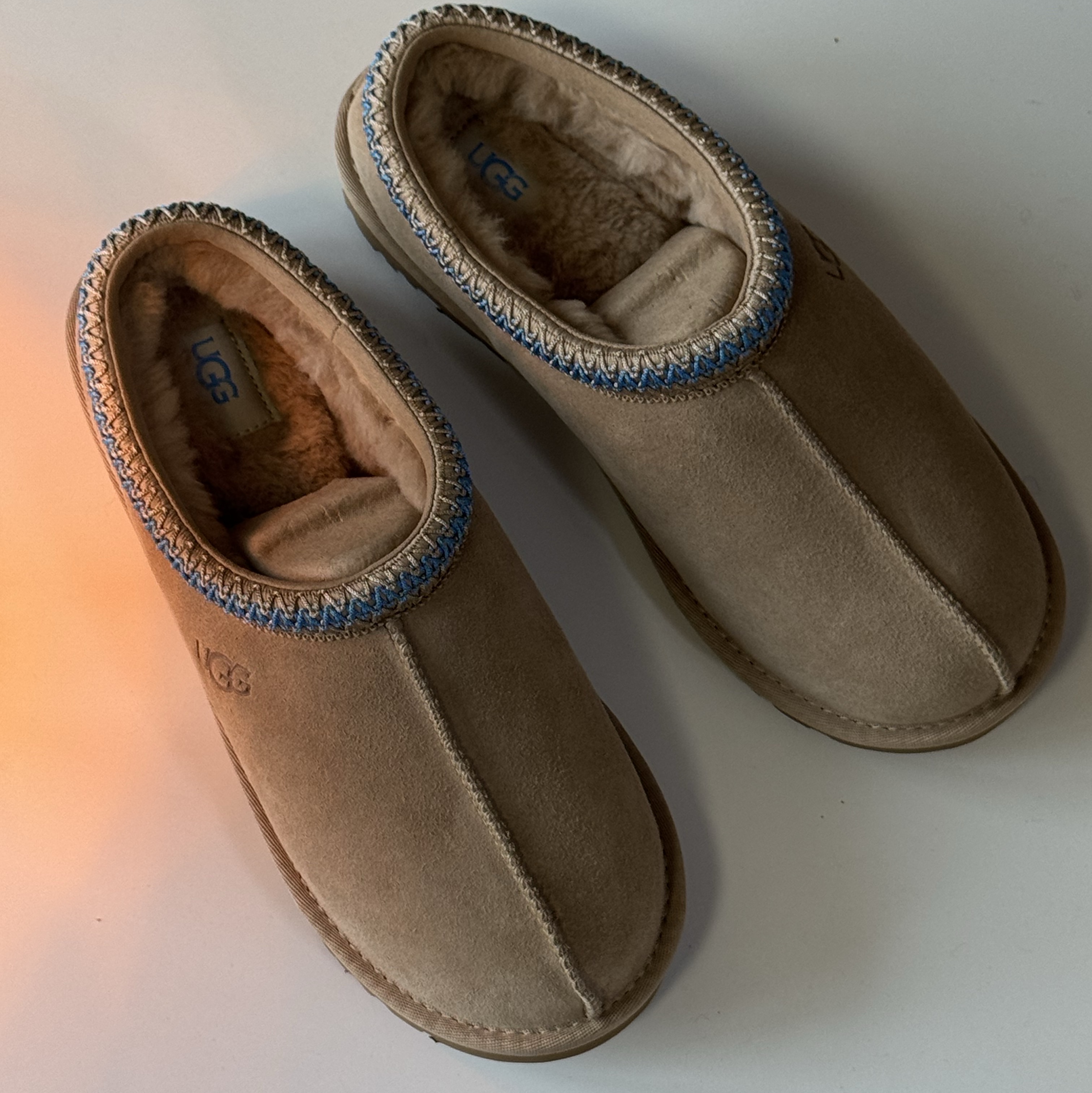 UGG Tasman Slipper Sand Santorini, UGG Tasman II Slipper Chestnut 착용 스타일 - 4