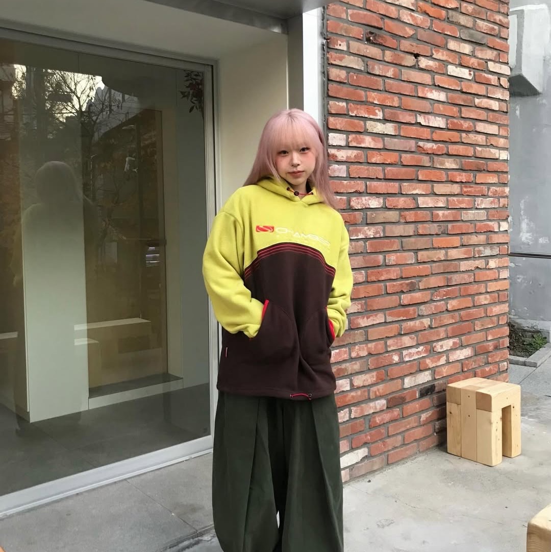 SPORT CHAMBER Bench Fleece Hood T-Shirt Yellow 착용 스타일 - 3