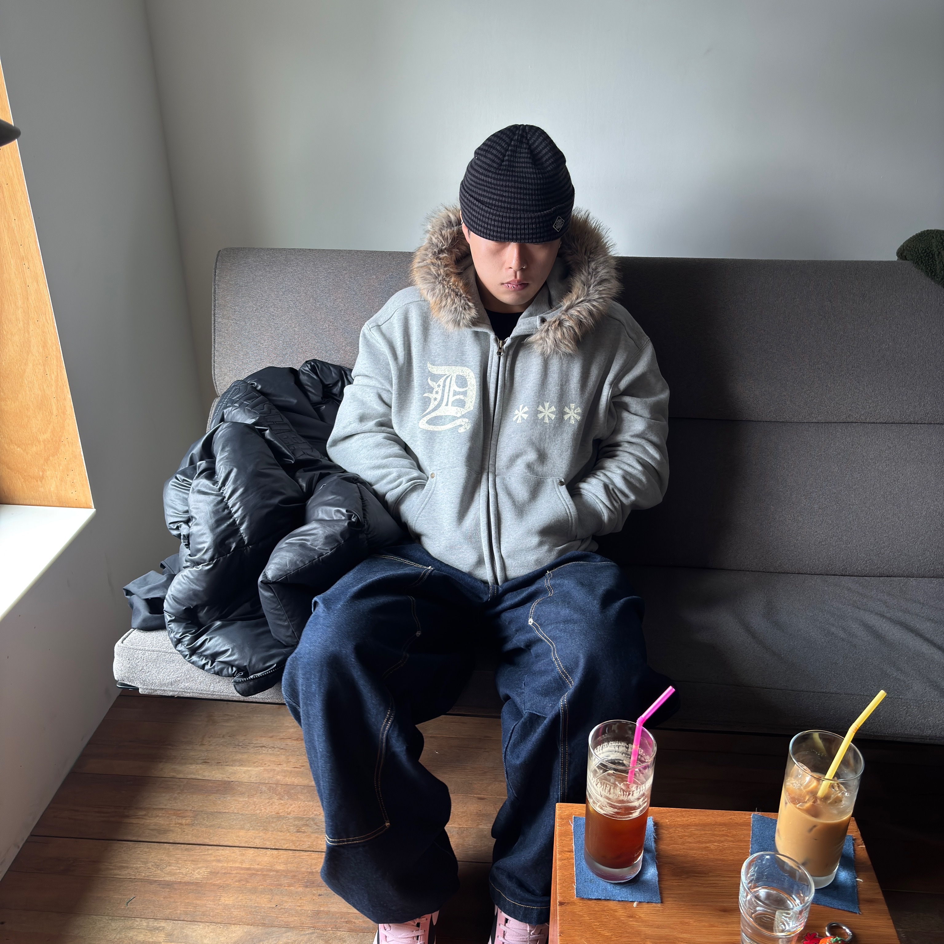 AMOU Fur Hoodie Zip Up Gray, AMOU Fur Hoodie Zip Up Black 착용 스타일 - 4