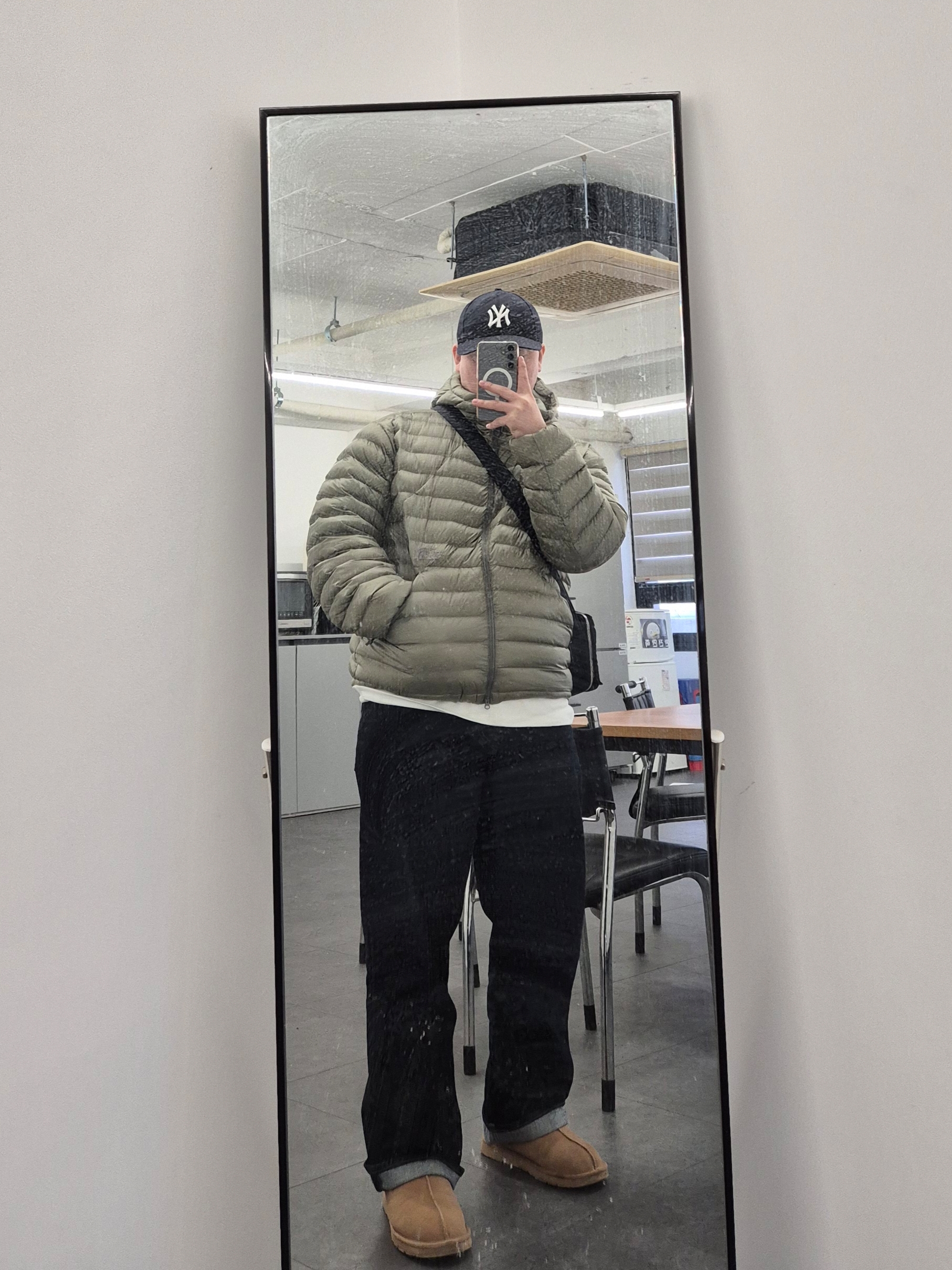 The North Face Ventus On Jacket Light Khaki, Kith x New Era the New York Yankees 59Fifty Navy 착용 스타일