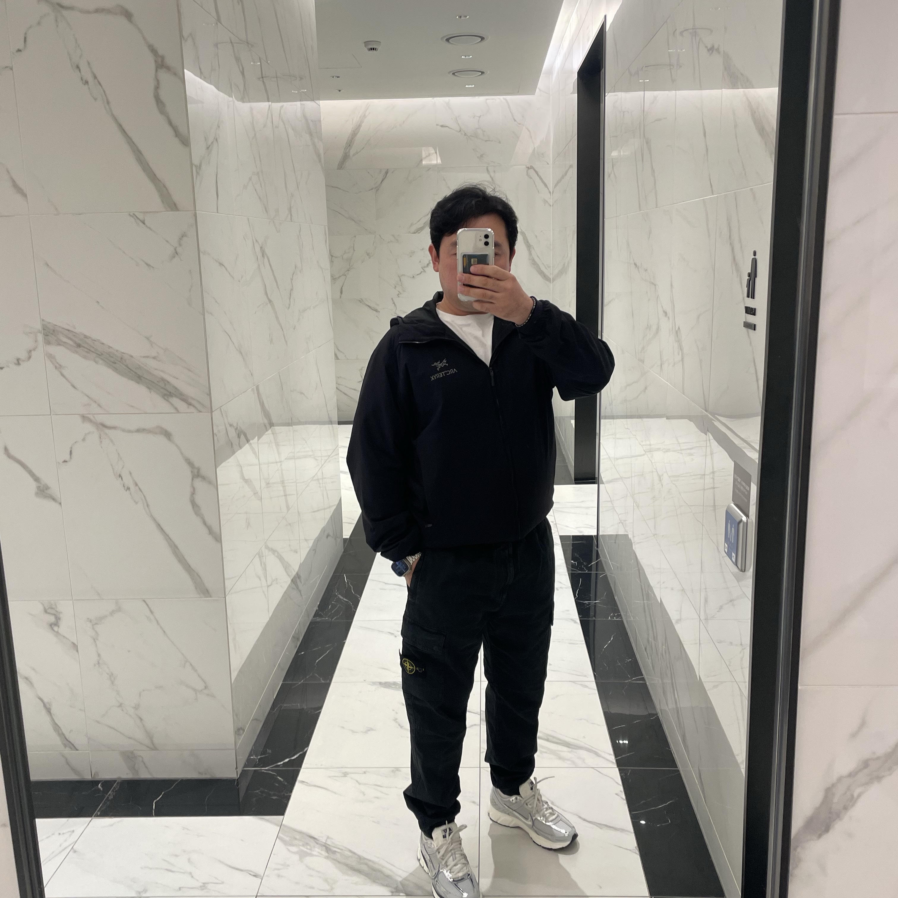 Stone Island 3100033 Stretch Organic Broken Twill Cotton Old Effect Regular Tapered Fit Cargo Trousers with Elasticated Waistband Black - 25FW 착용 스타일