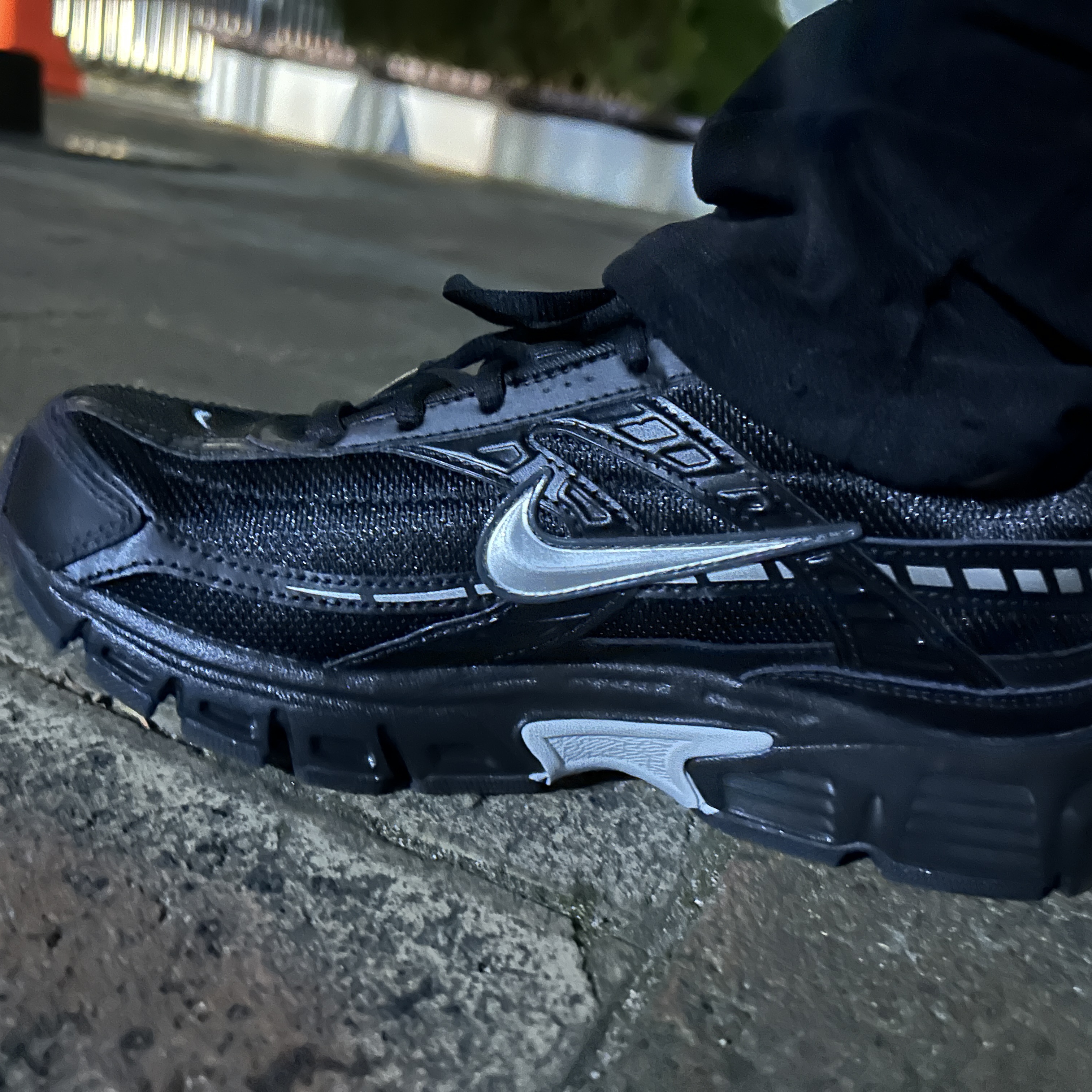 Nike Initiator Black Metallic Silver 착용 스타일