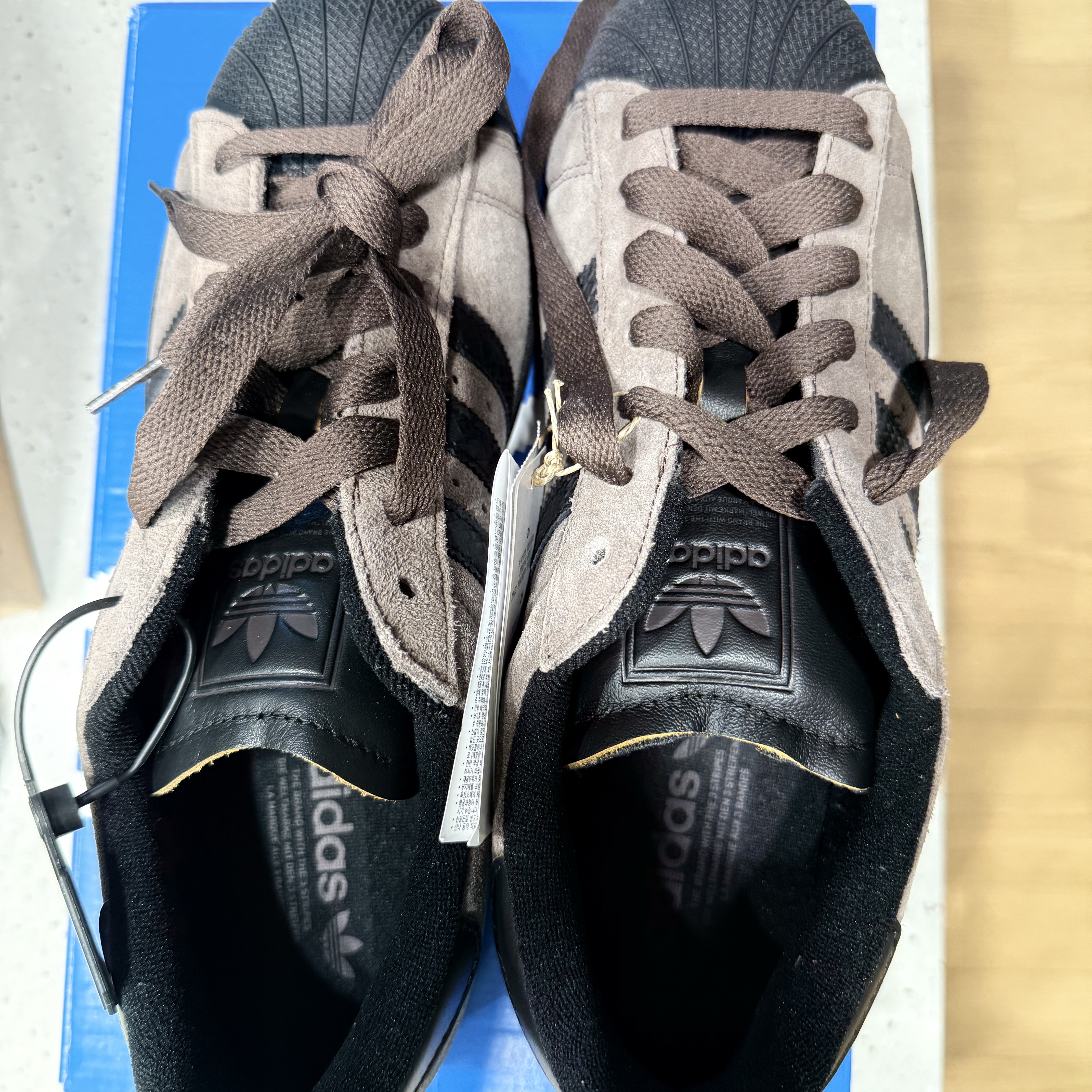 Adidas Superstar II Brown Core Black 착용 스타일