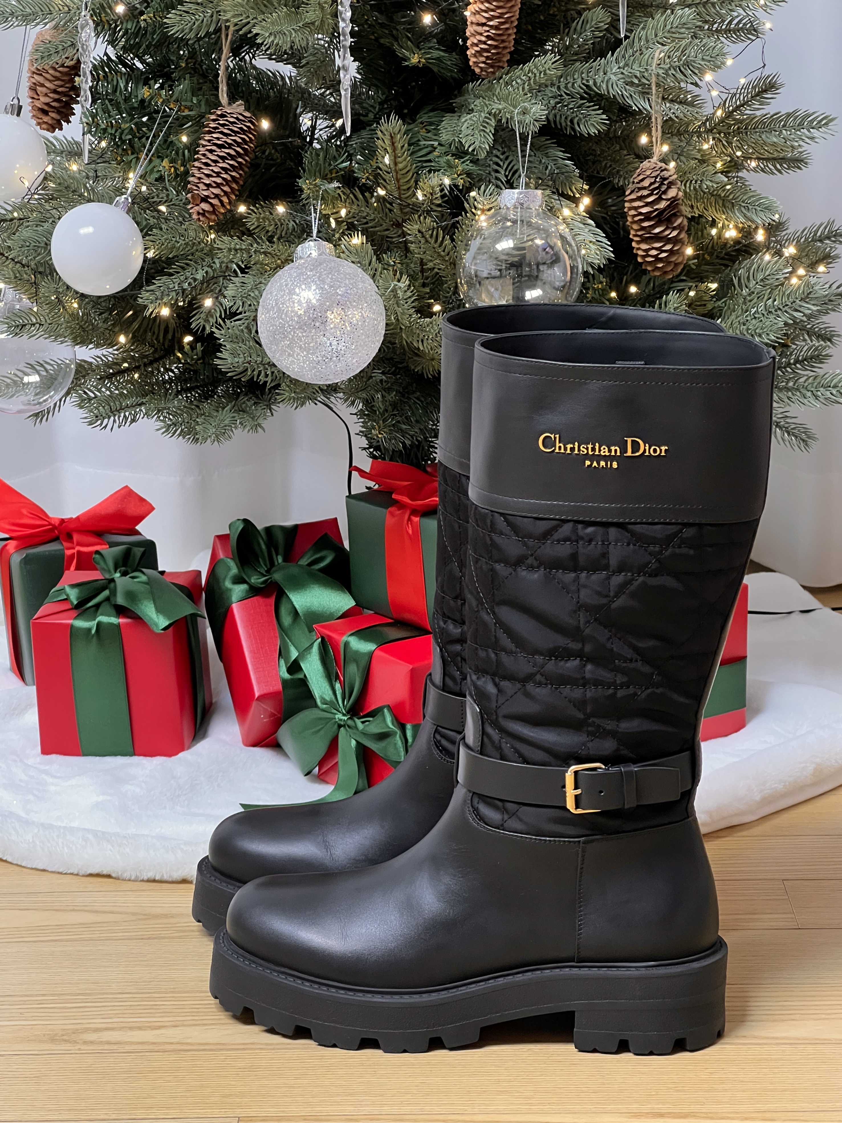 (W) Dior D Town Boots Calfskin And Cannage Motif Embroidered Nylon Black, Chanel Medium Classic Handbag Grained Calfskin & Silver Black 착용 스타일 - 3