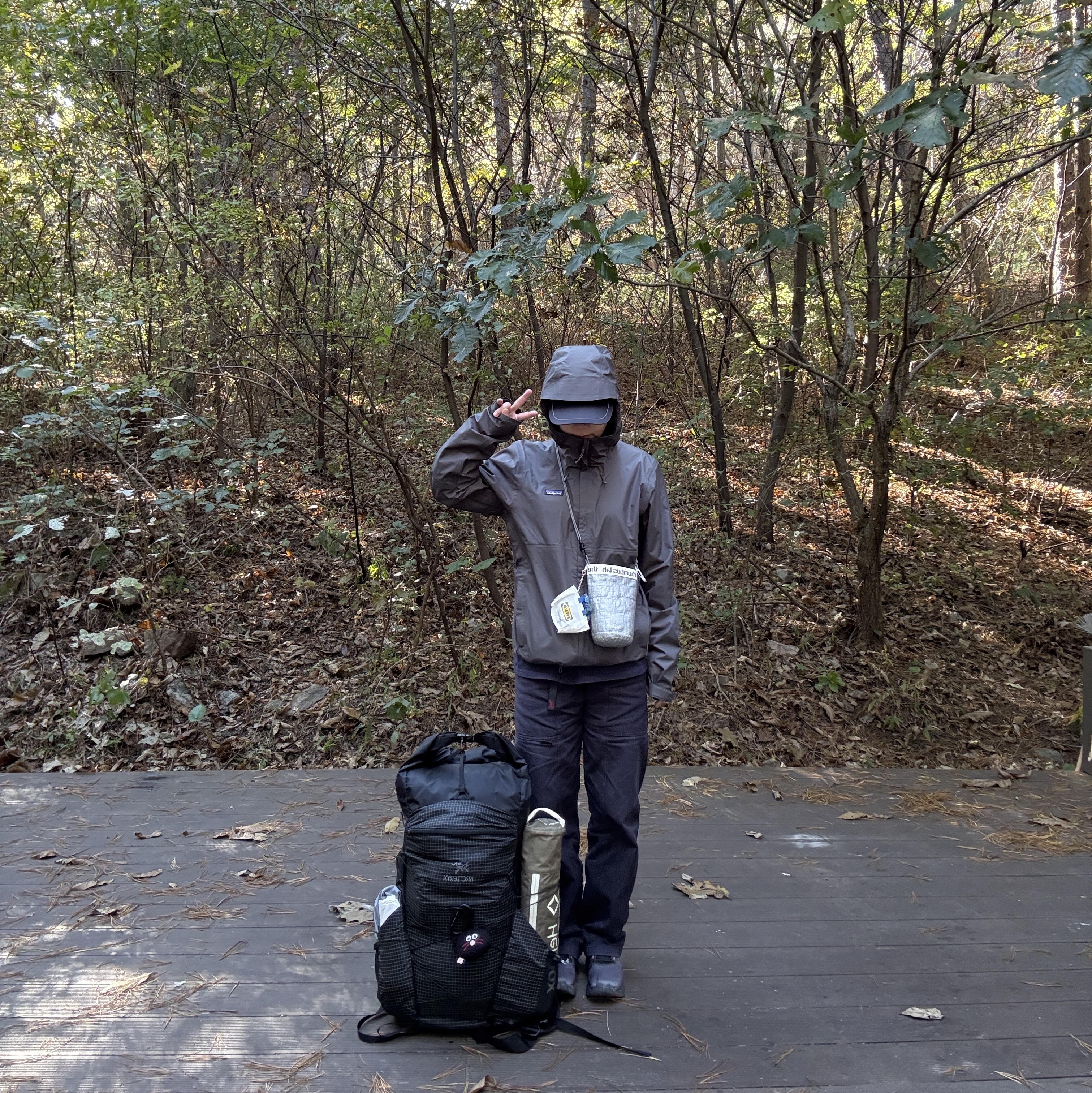 Patagonia Torrentshell 3L Jacket Forge Grey, Arc'teryx Aerios 35 Backpack Black 착용 스타일 - 2