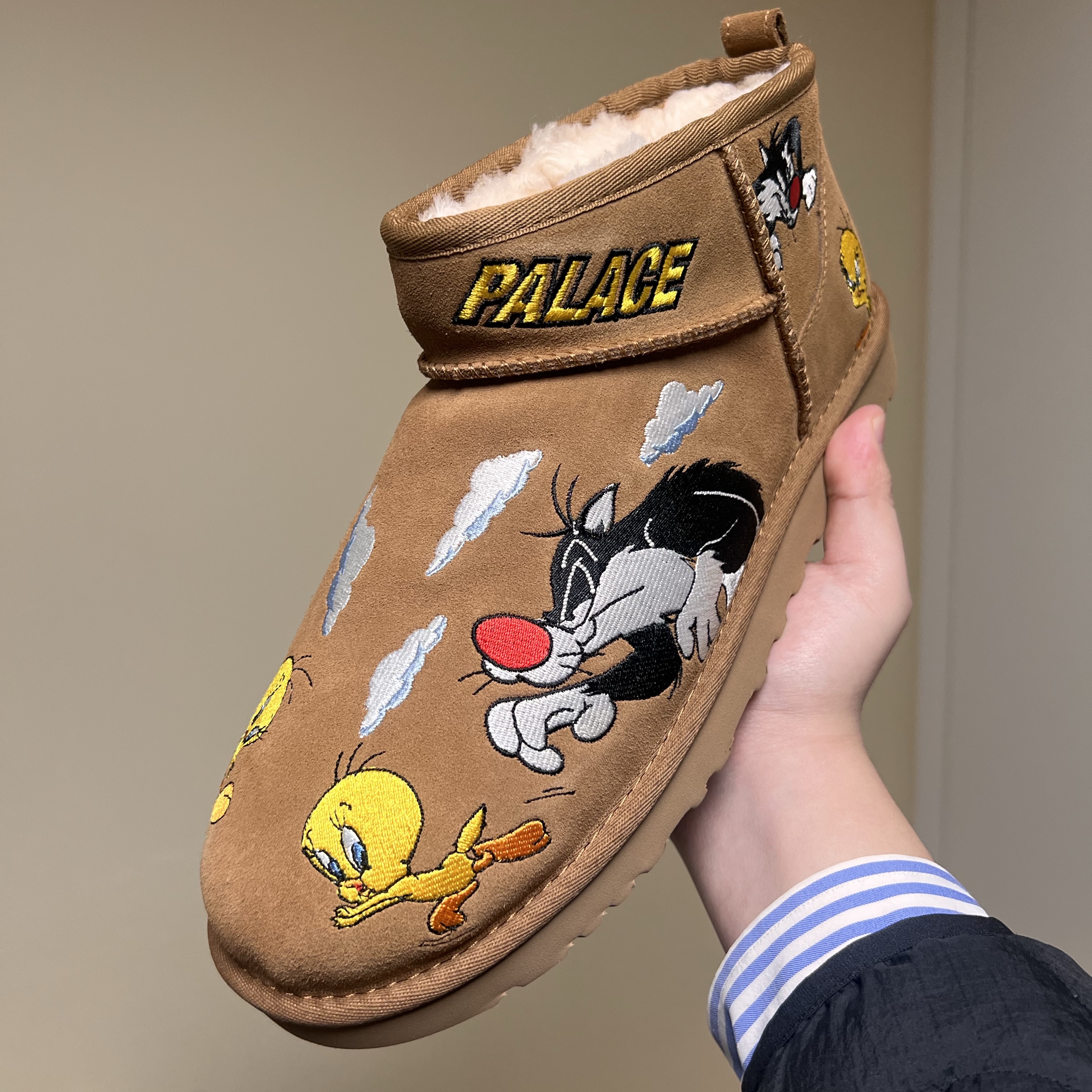 UGG x Palace x Looney Tunes Ultra Mini Boot Chestnut 착용 스타일 - 1