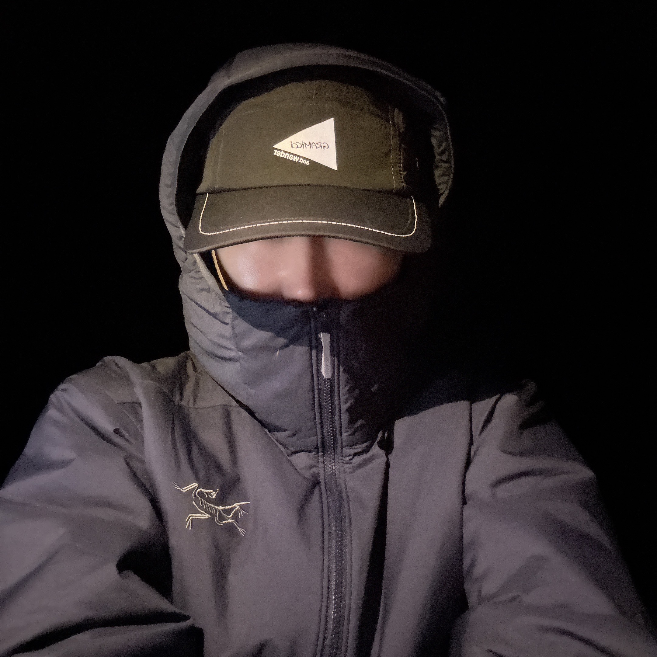 Arc'teryx Atom Hoody Black Sapphire, And Wander x Gramicci Patchwork Wind Cap Black 착용 스타일