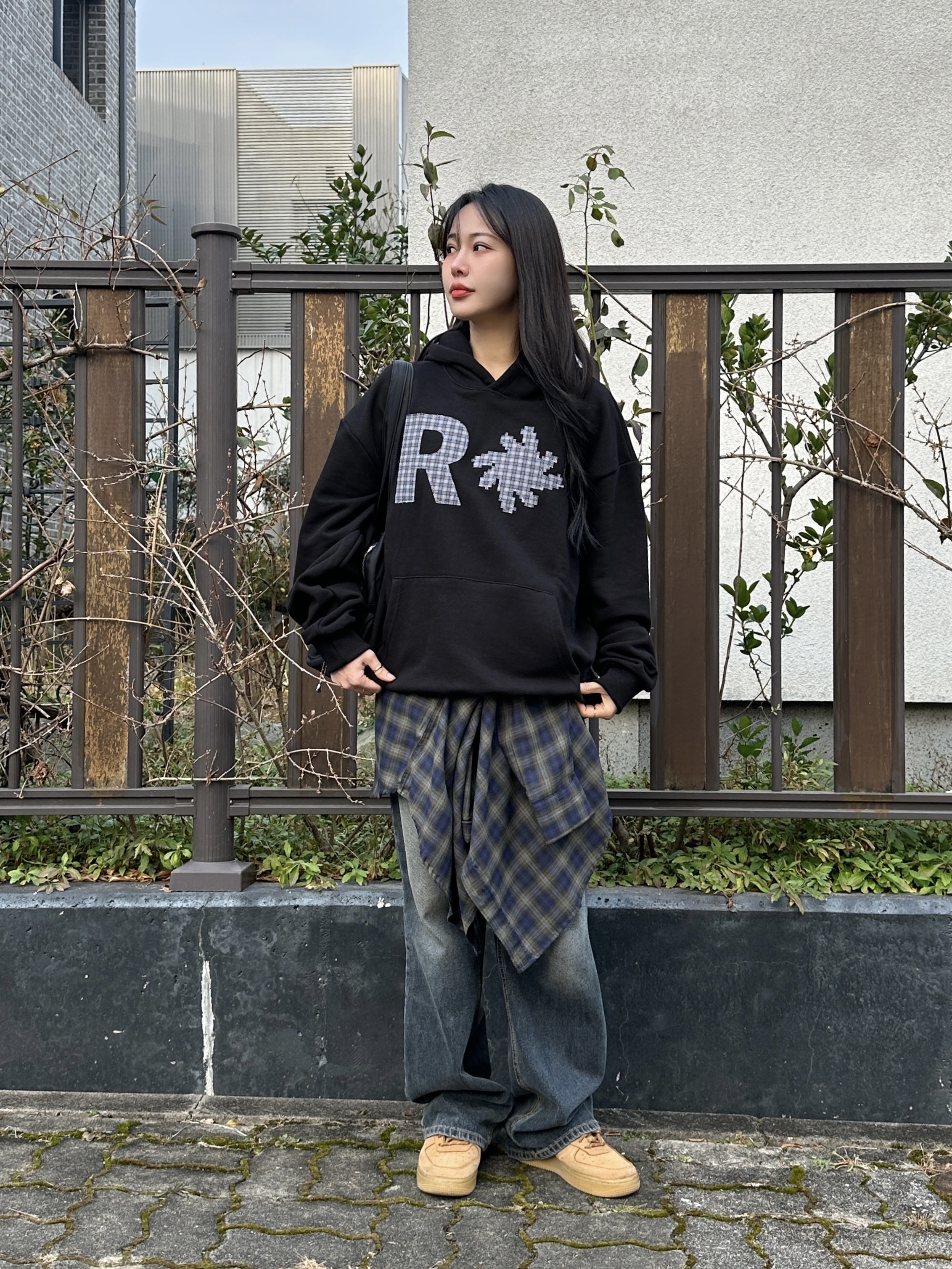 SLOW RECORD HOUSE Check Patch Hoodie Black 착용 스타일 - 5