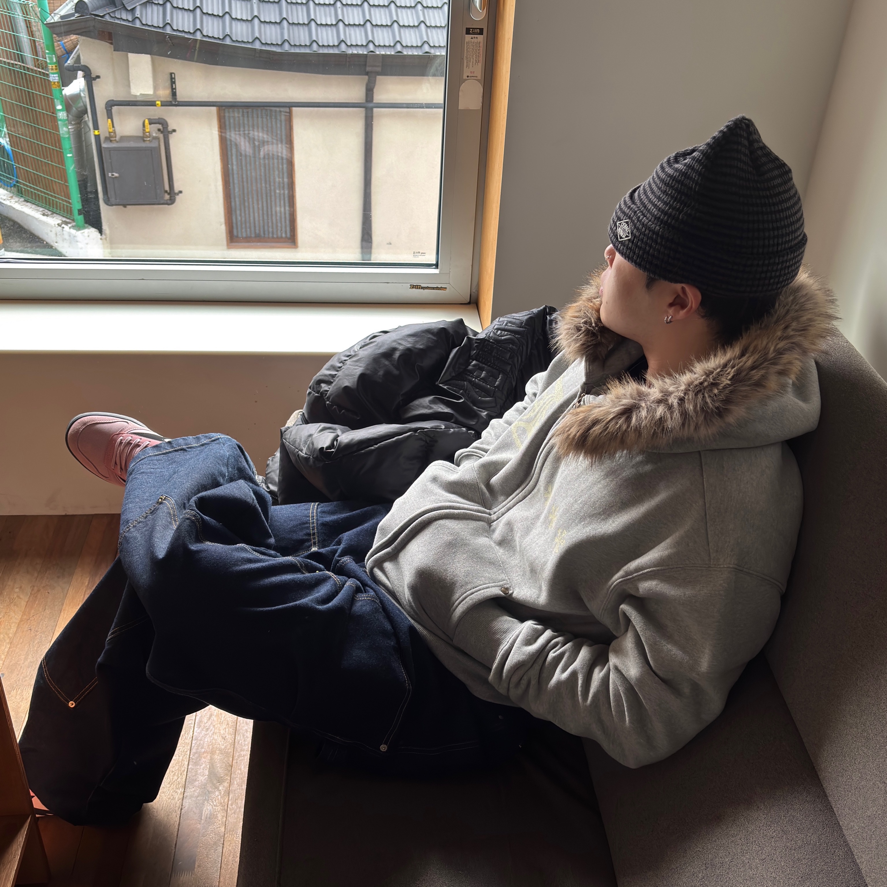 AMOU Fur Hoodie Zip Up Gray, AMOU Fur Hoodie Zip Up Black 착용 스타일 - 3