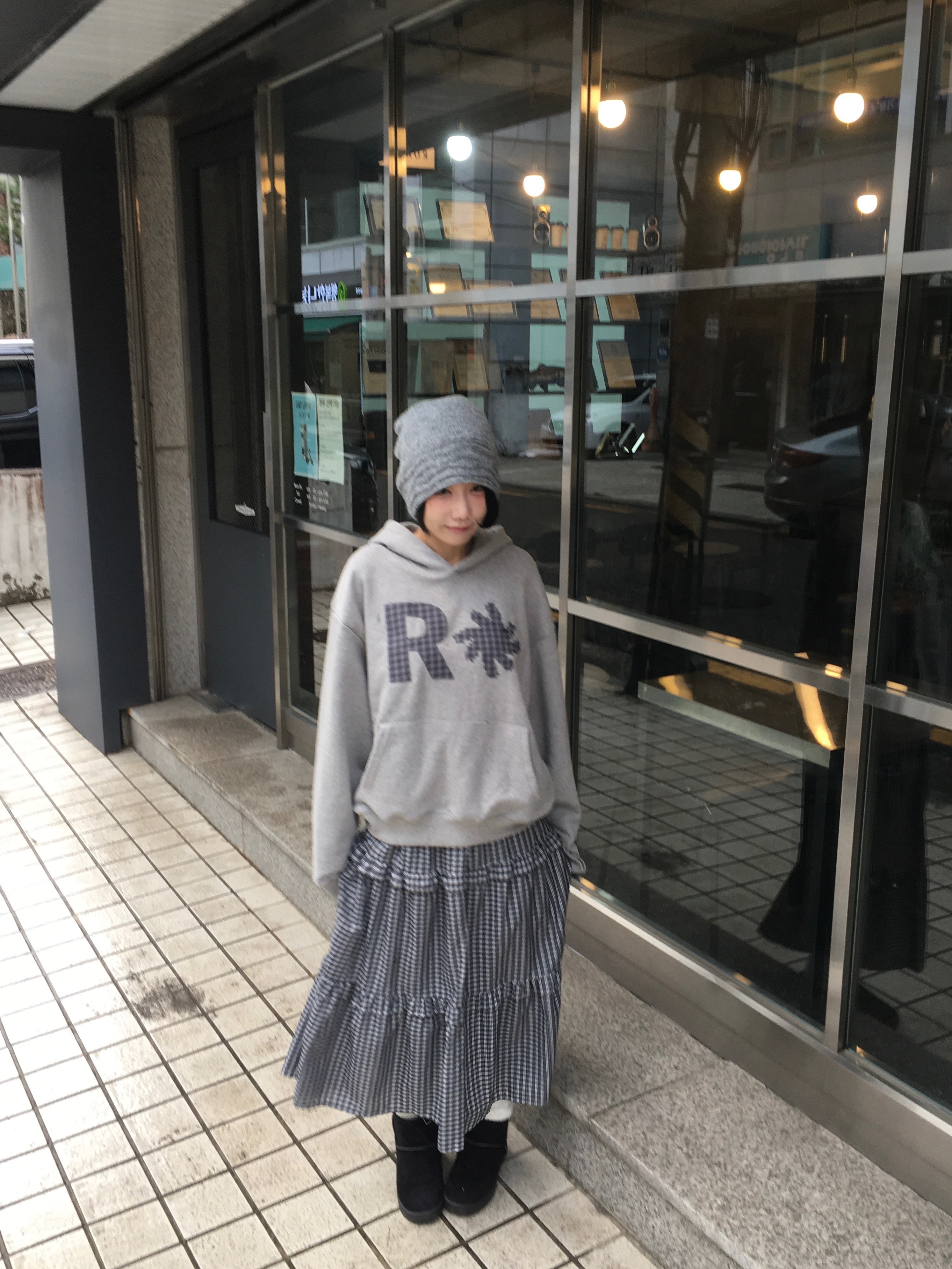 SLOW RECORD HOUSE Check Patch Hoodie Grey 착용 스타일 - 5