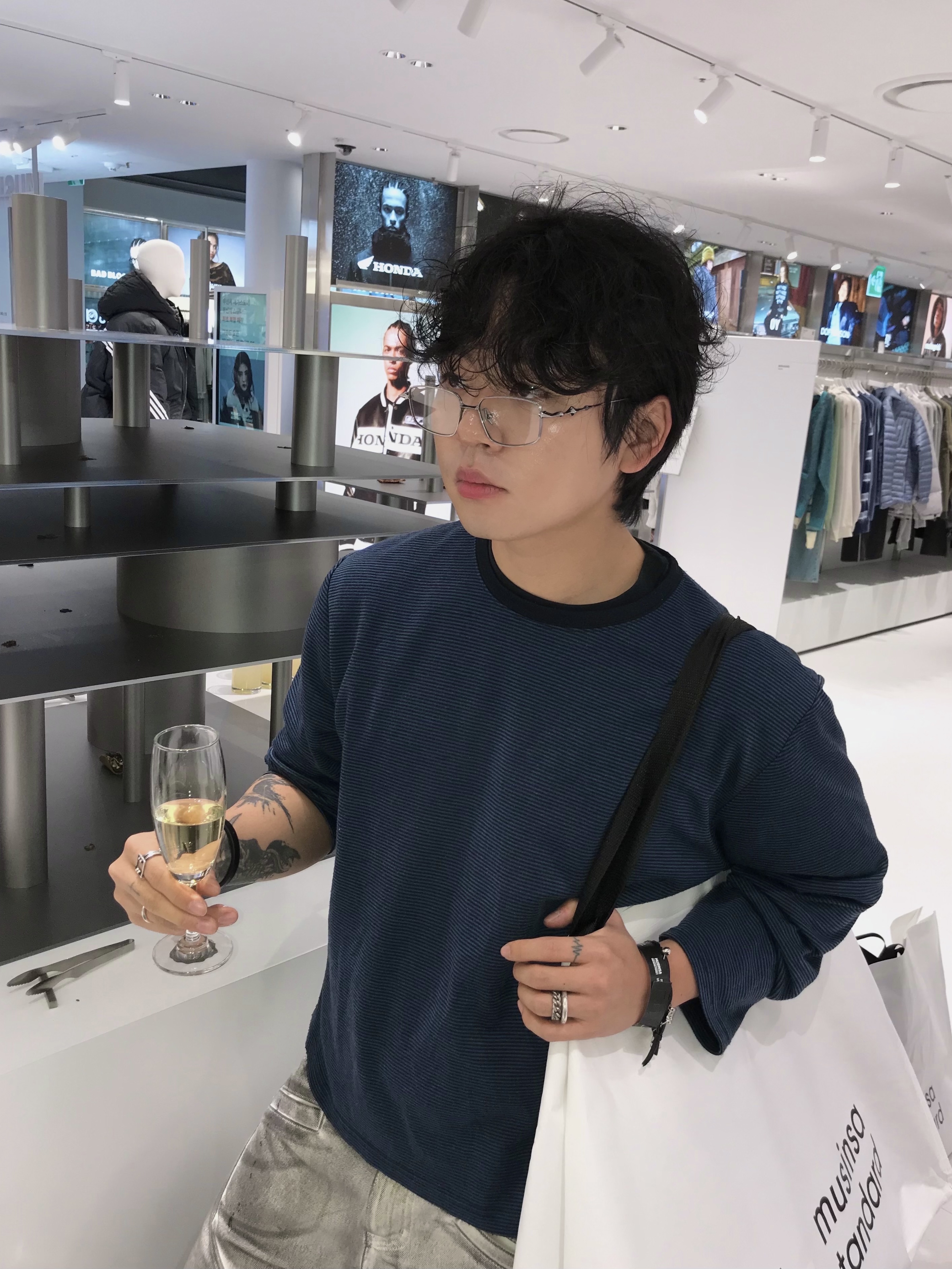 Gentle Monster Atomic 02 Silver, Nike x Martine Rose Shox MR4 Black Multi 착용 스타일 - 8