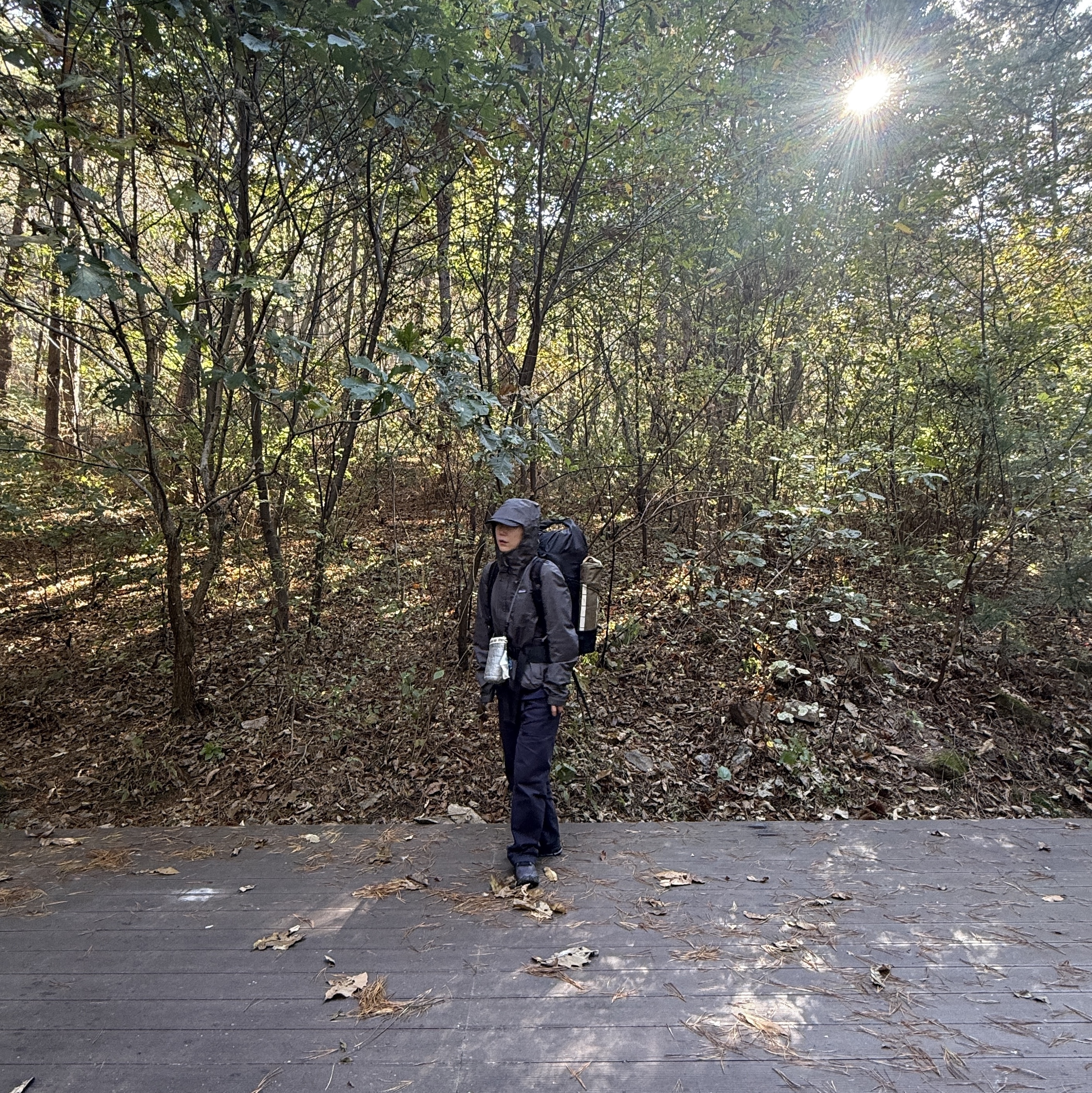 Patagonia Torrentshell 3L Jacket Forge Grey, Arc'teryx Aerios 35 Backpack Black 착용 스타일 - 1
