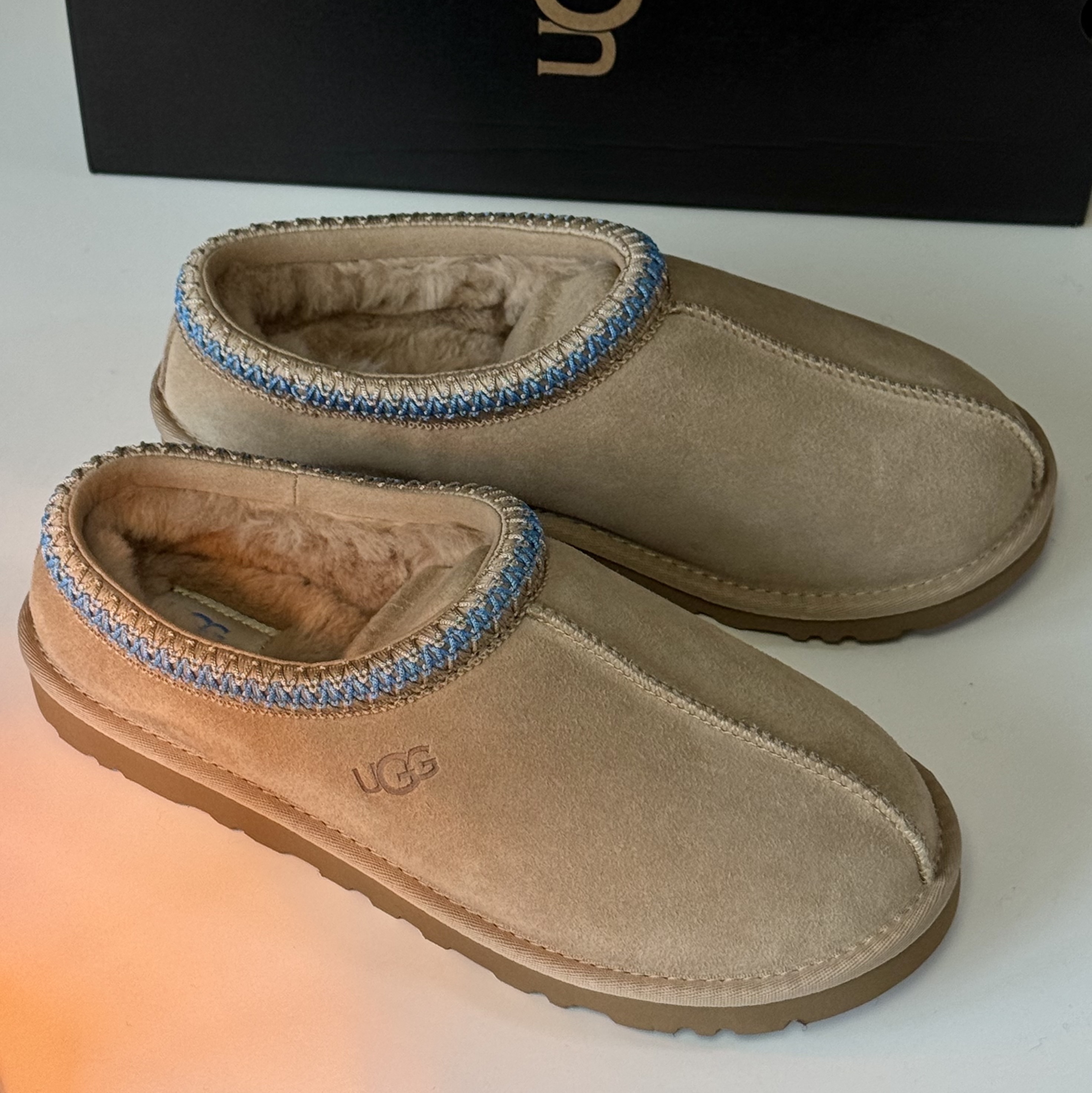 UGG Tasman Slipper Sand Santorini, UGG Tasman II Slipper Chestnut 착용 스타일 - 2