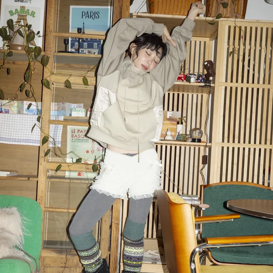 Express Holiday Color Block Hoodie Sand Beige, Express Holiday Color Block Hoodie Black 착용 스타일 - 2