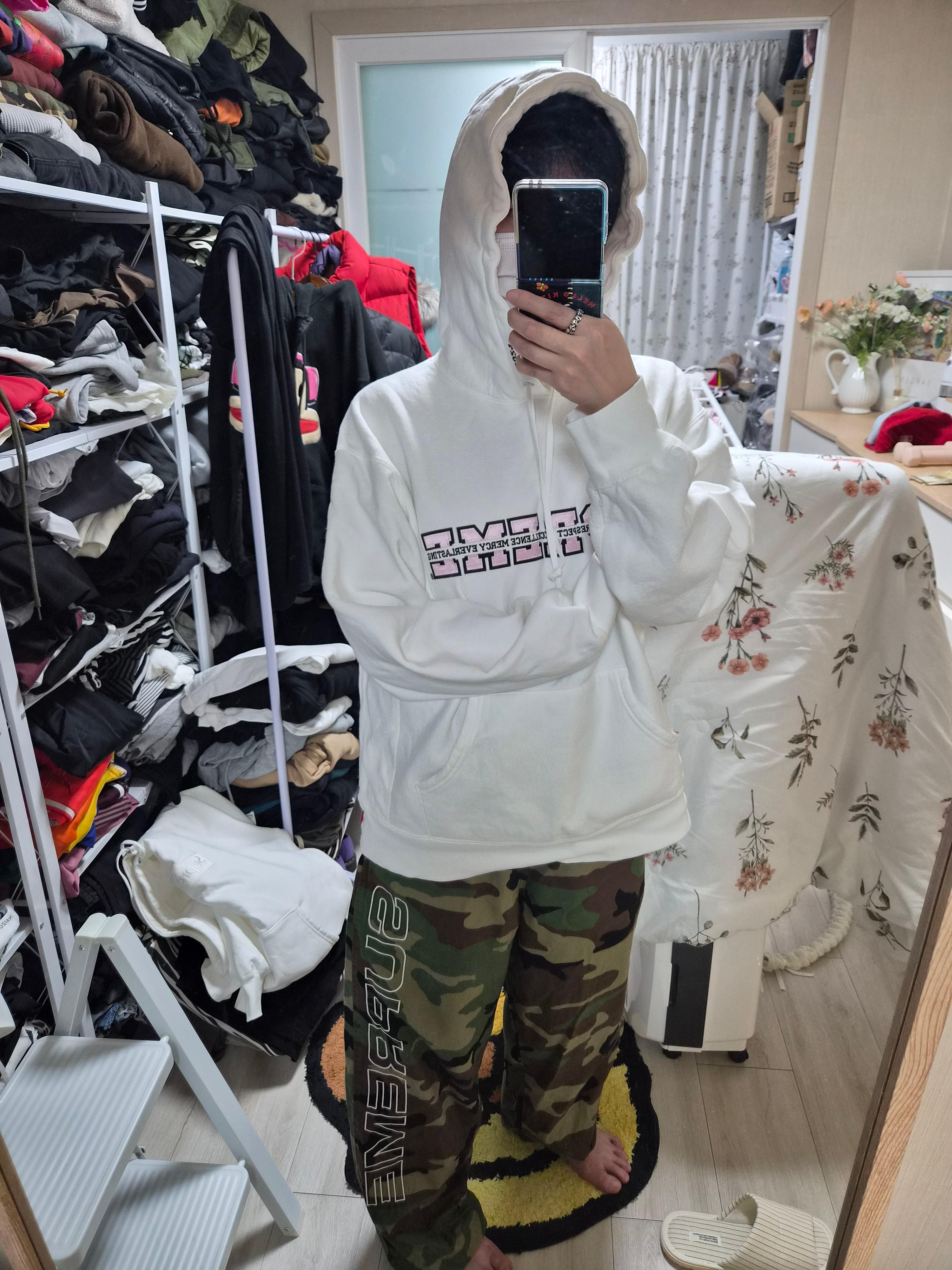 Supreme Collegiate Acronym Hooded Sweatshirt White - 24FW, Supreme Spellout Embroidered Ripstop Track Pants Woodland Camo - 25FW 착용 스타일