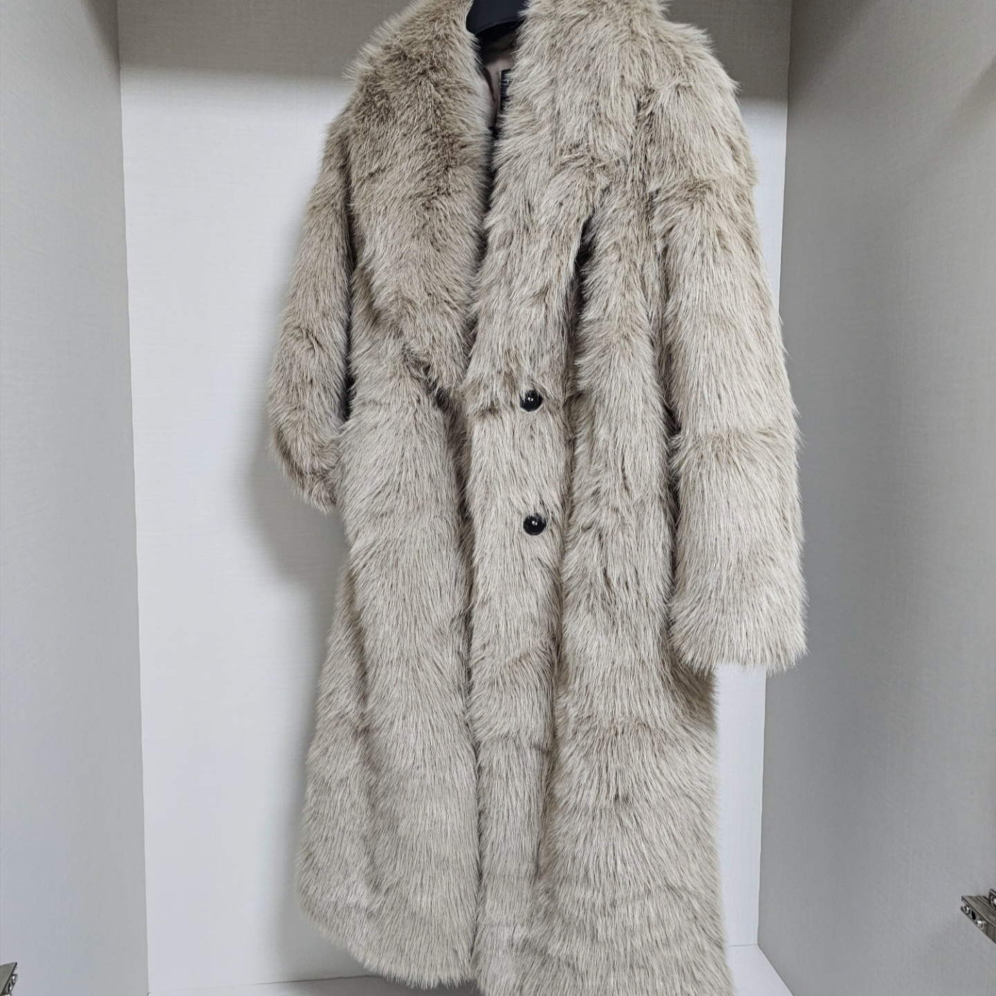 (W) Zara Long Faux Fur Coat Taupe Grey, Nike x Ambush Air More Uptempo Low Black and White 착용 스타일