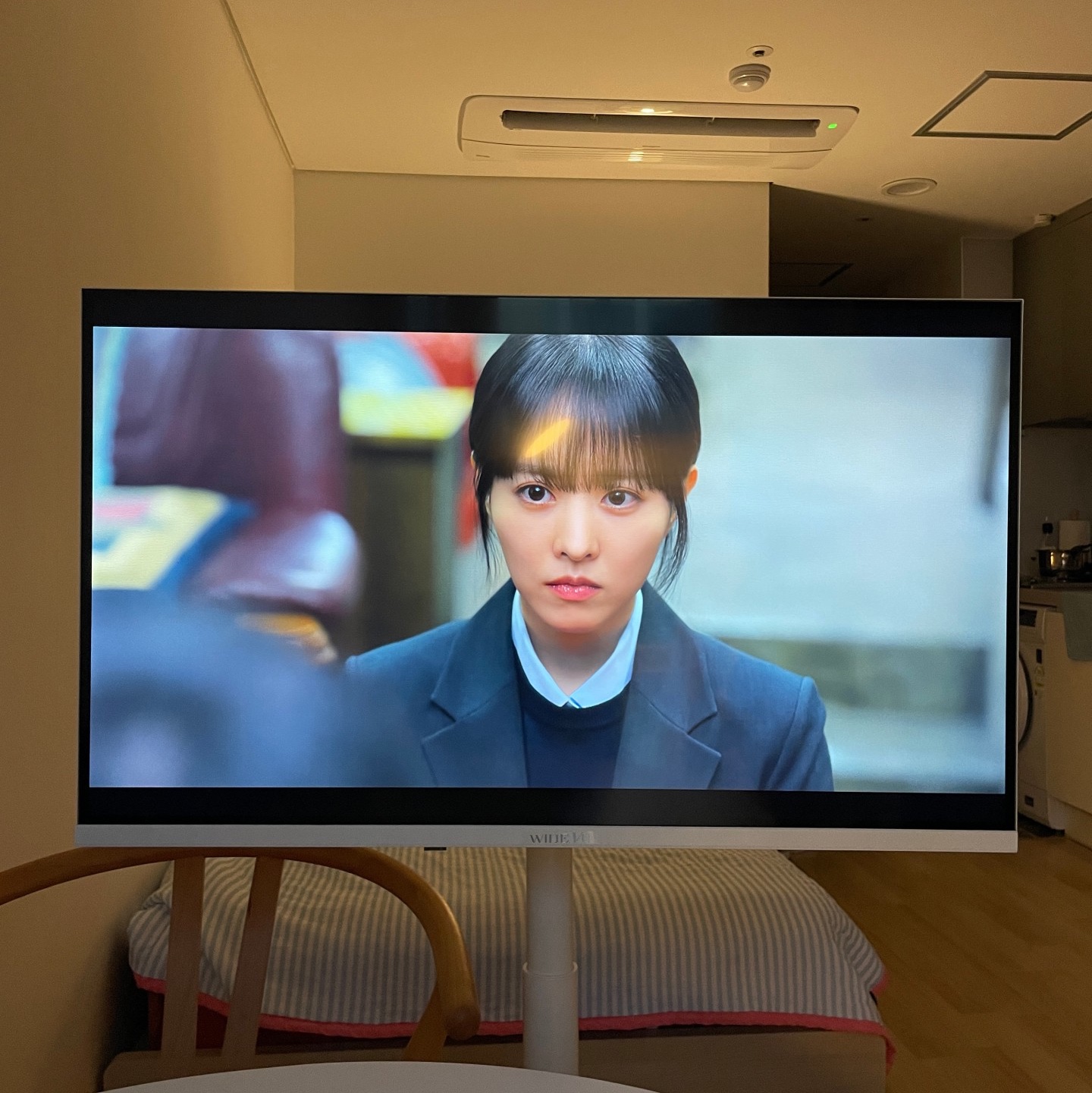 [12% 쿠폰] WIDEVU WideMovingVu White Edition V3 Set QLED 81 cm (32 in) FHD Smart Mobile TV 착용 스타일