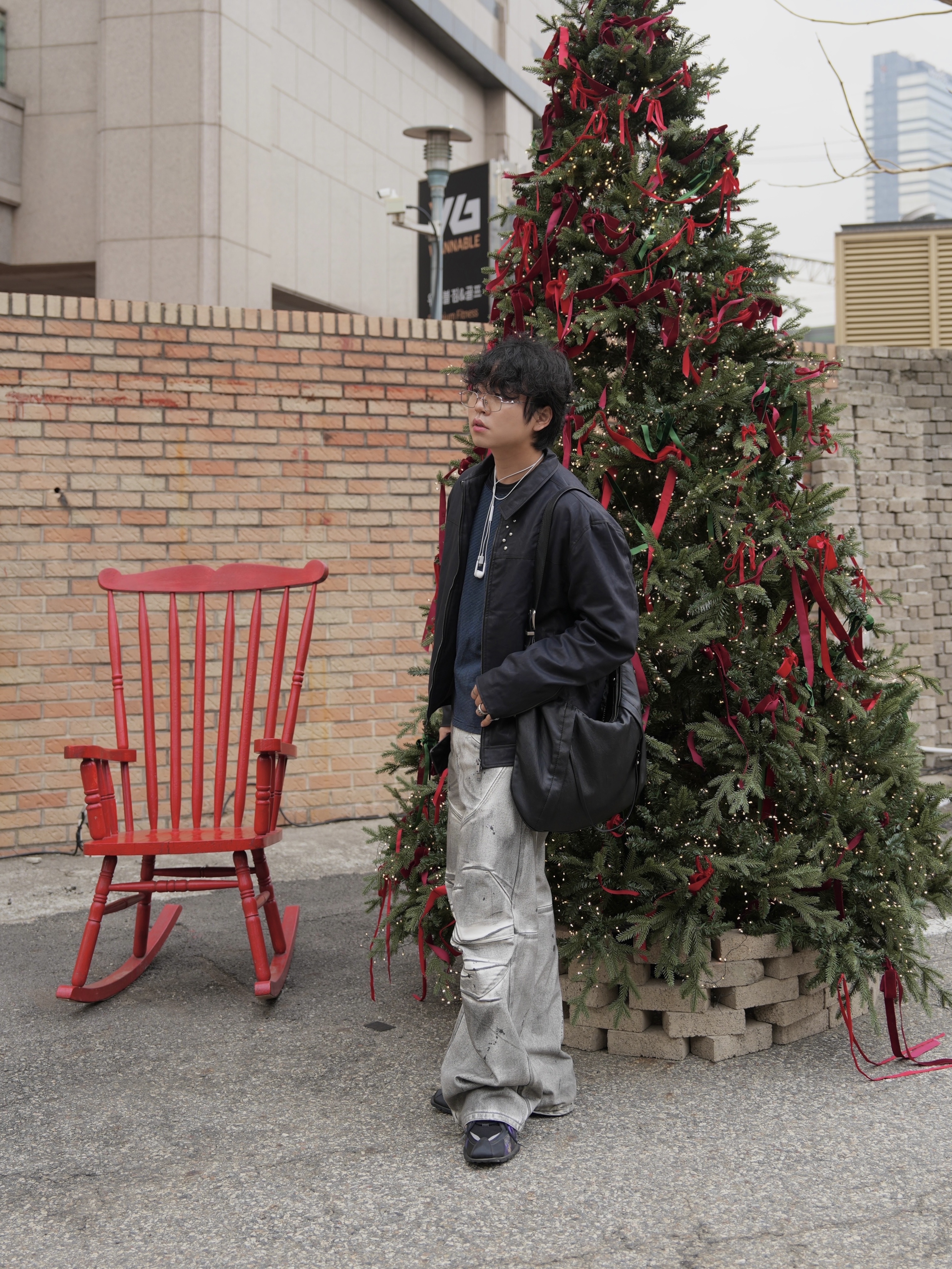 Gentle Monster Atomic 02 Silver, Nike x Martine Rose Shox MR4 Black Multi 착용 스타일 - 4