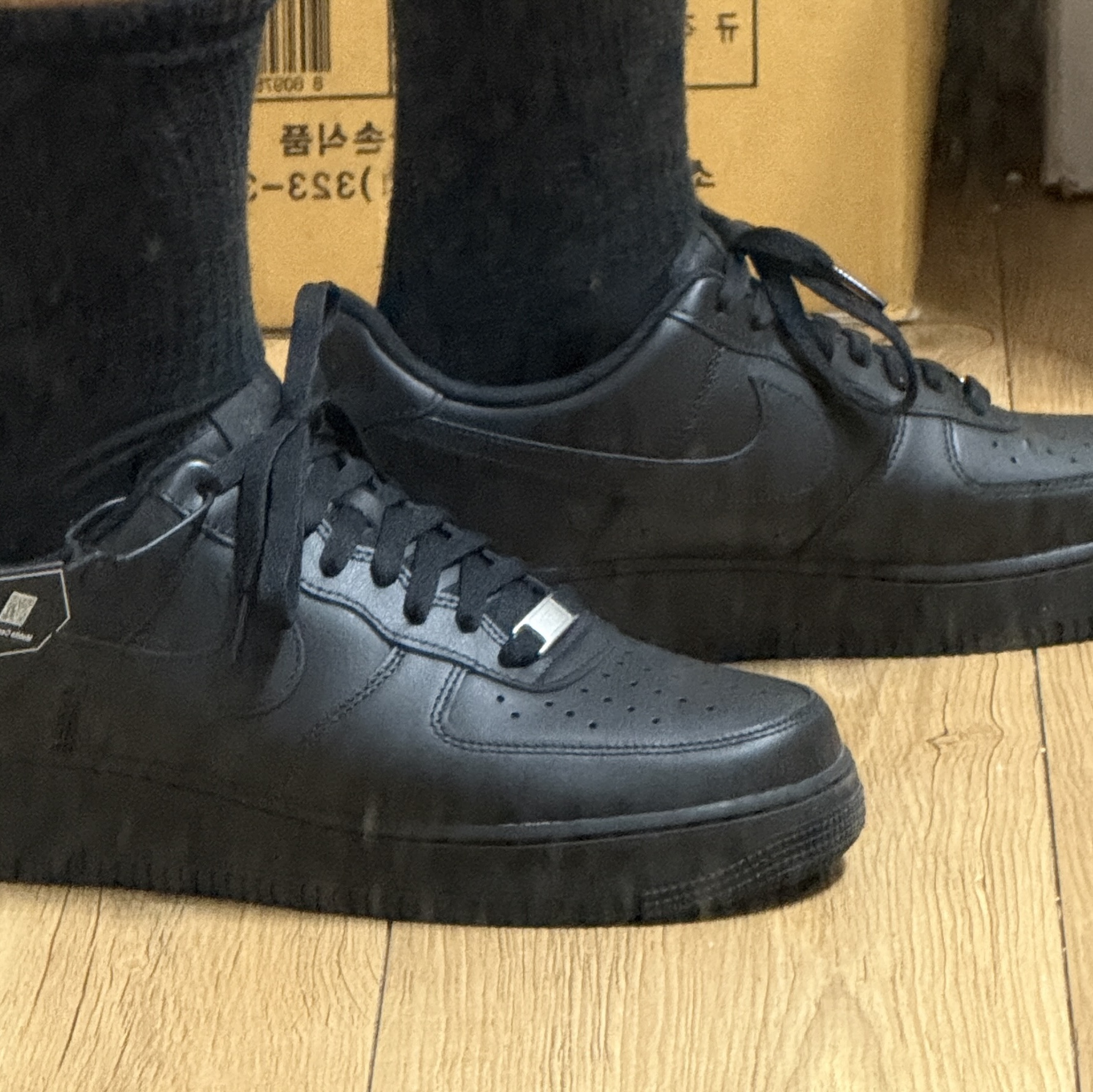 Nike Air Force 1 '07 Low Triple Black 착용 스타일 - 1