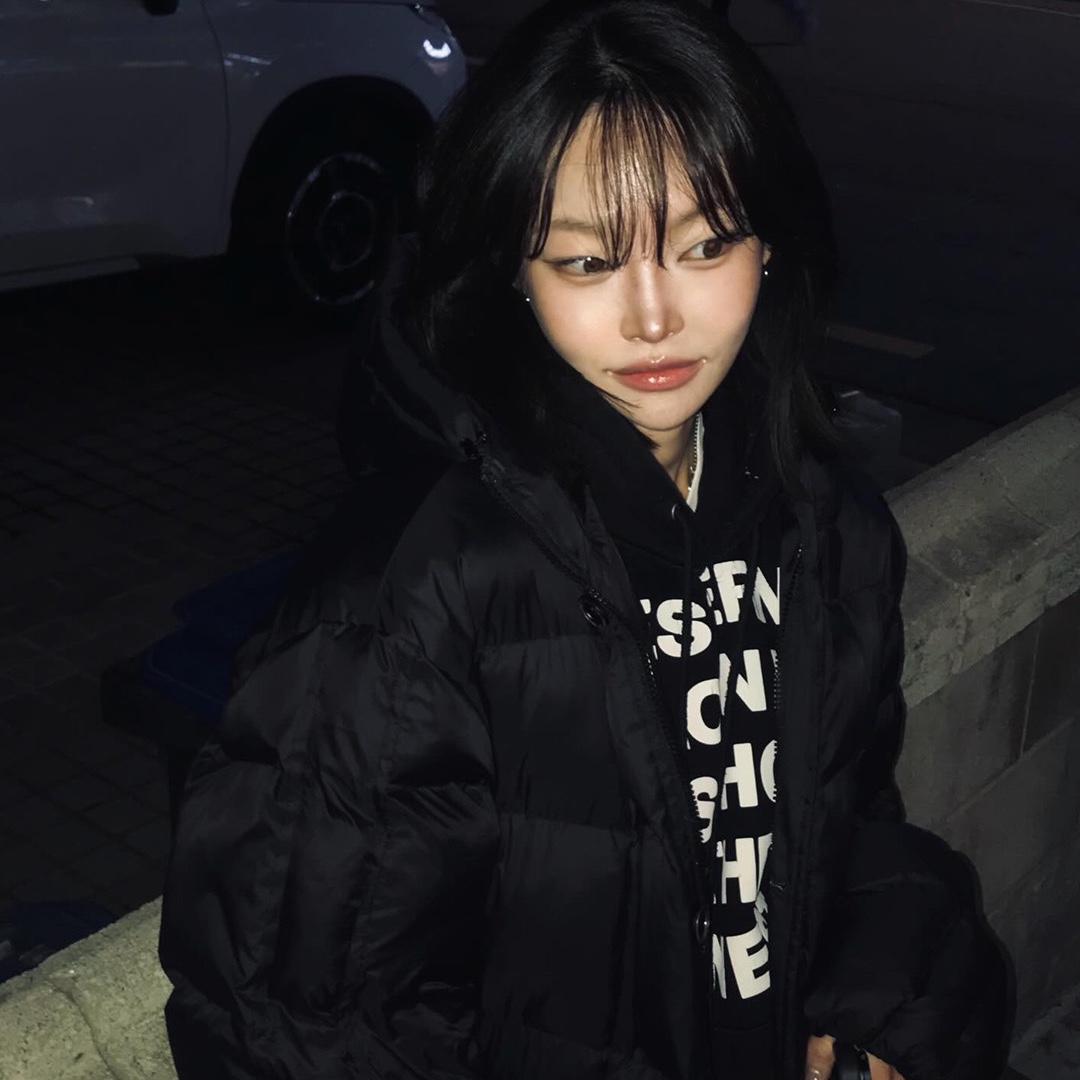 Thevinylhouse Typo Hoodie Black 착용 스타일