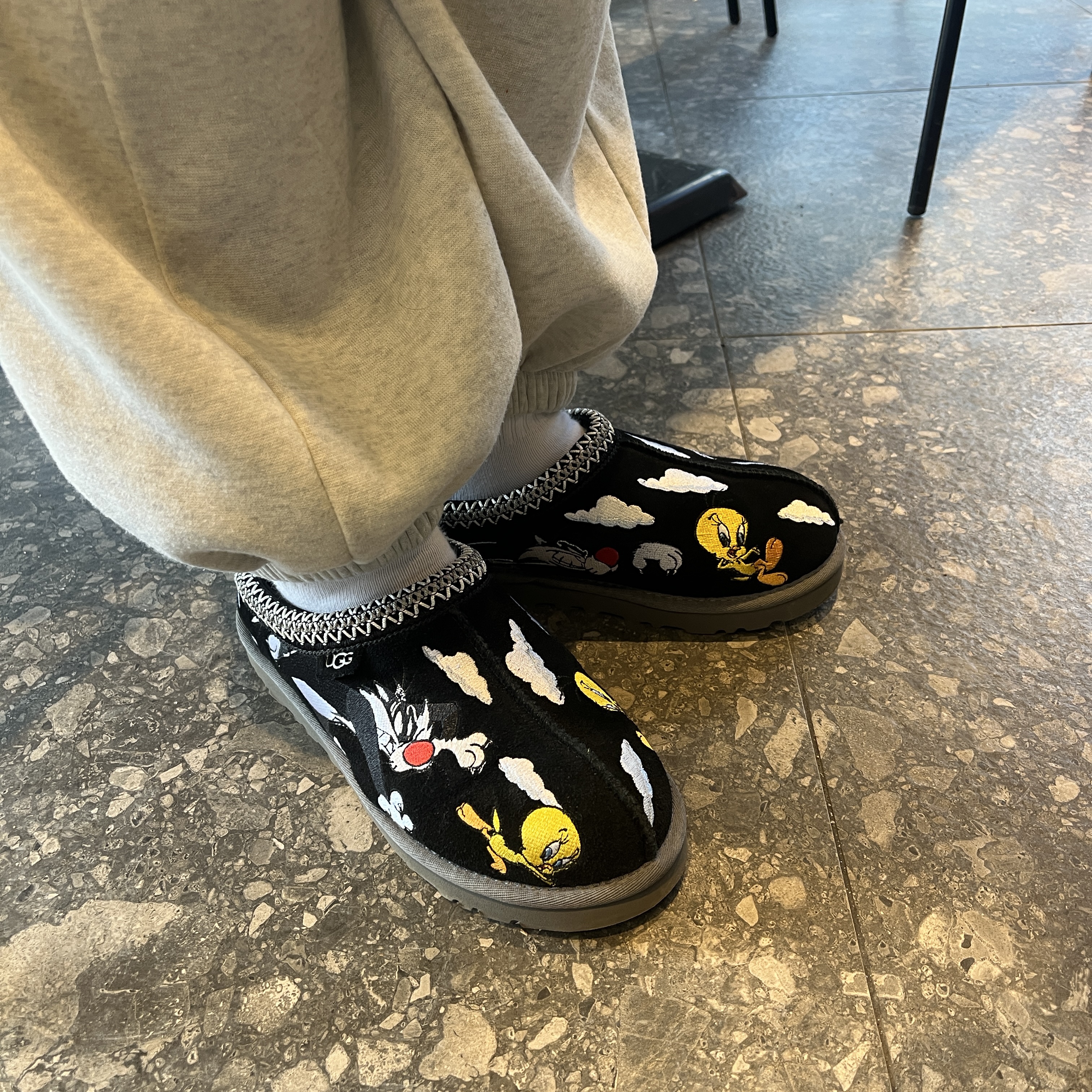 UGG x Palace x Looney Tunes Tasman Slipper Black 착용 스타일