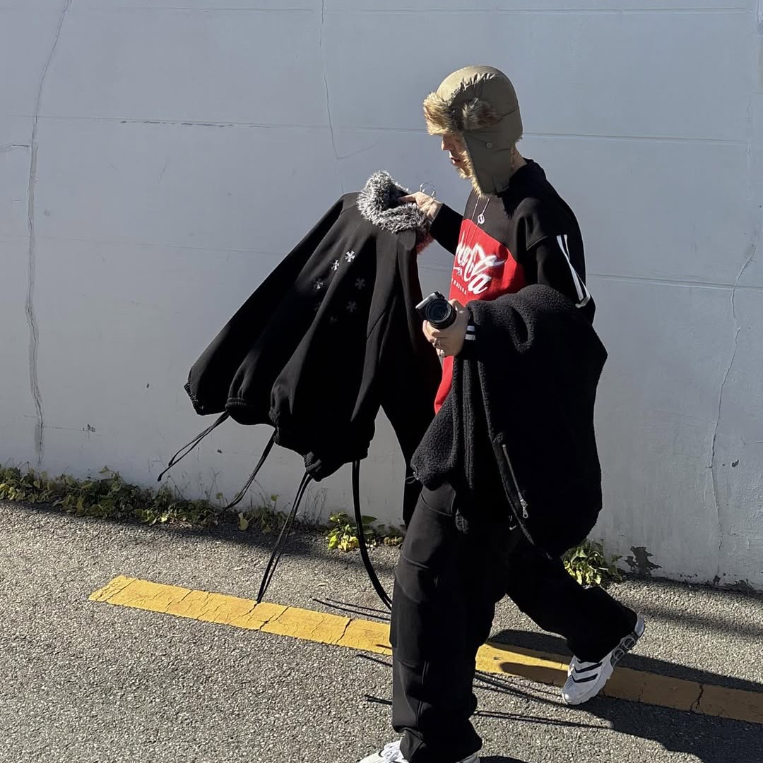 SPORT CHAMBER x Coca-Cola Crew T-shirt Black 착용 스타일 - 2