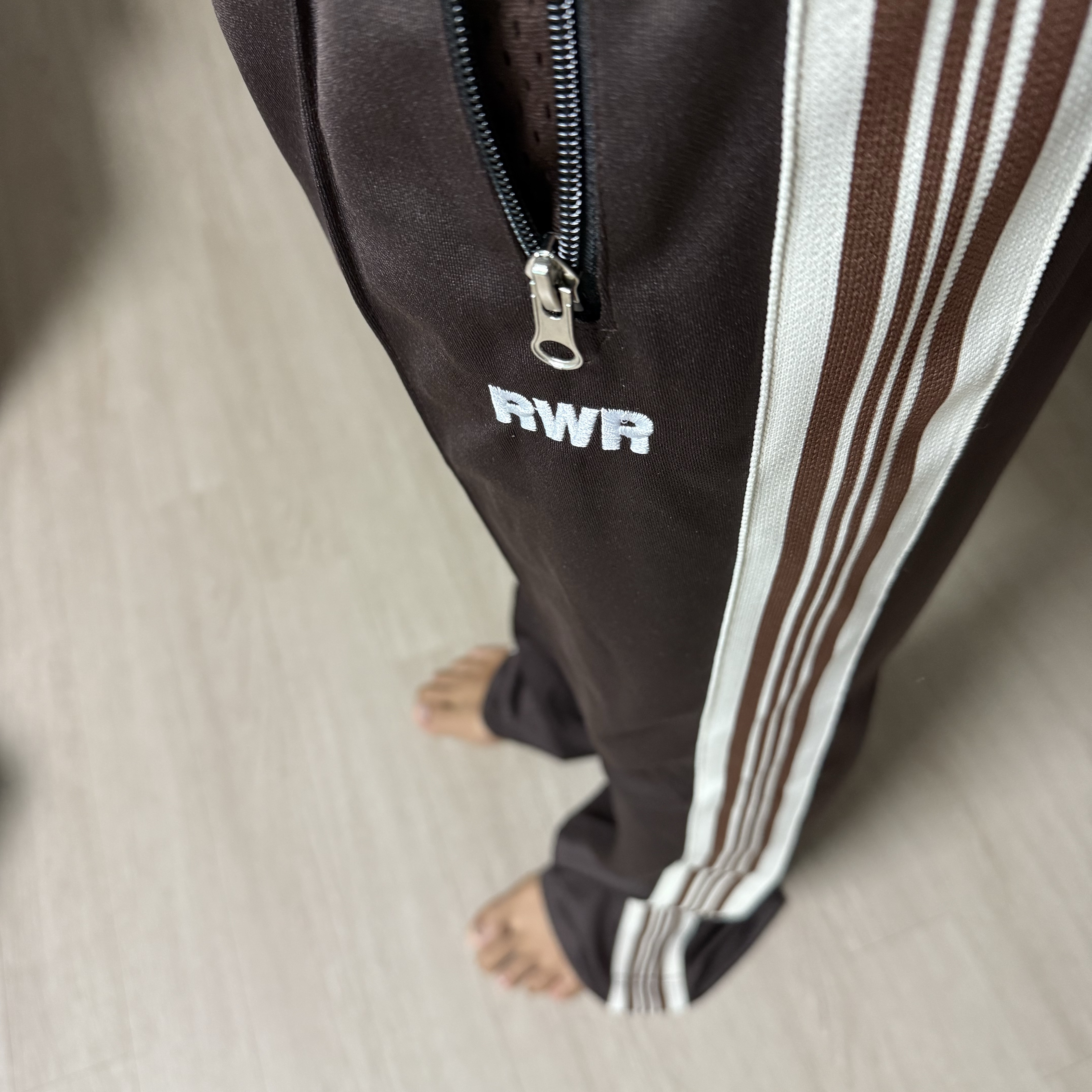 [KREAM 단독] runwhither Track Pants Brown 착용 스타일